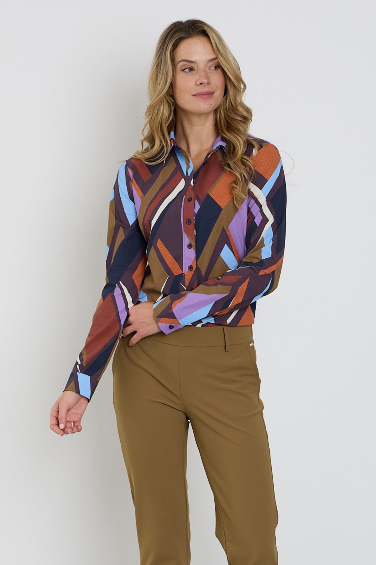 Geometrisch gevouwen reisblouse van Mi Piace met kleurrijke fusionprint, geschikt voor reizen en casual dragen.