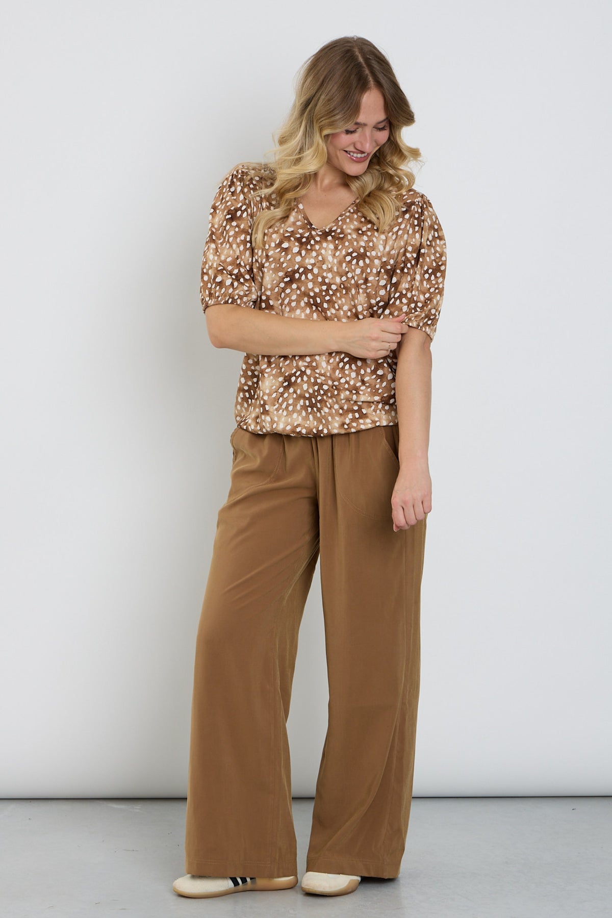Lichte camelkleurige wide leg broek van Enjoy, duurzame stoffen en comfortabele pasvorm, zichtbaar in de afbeelding.