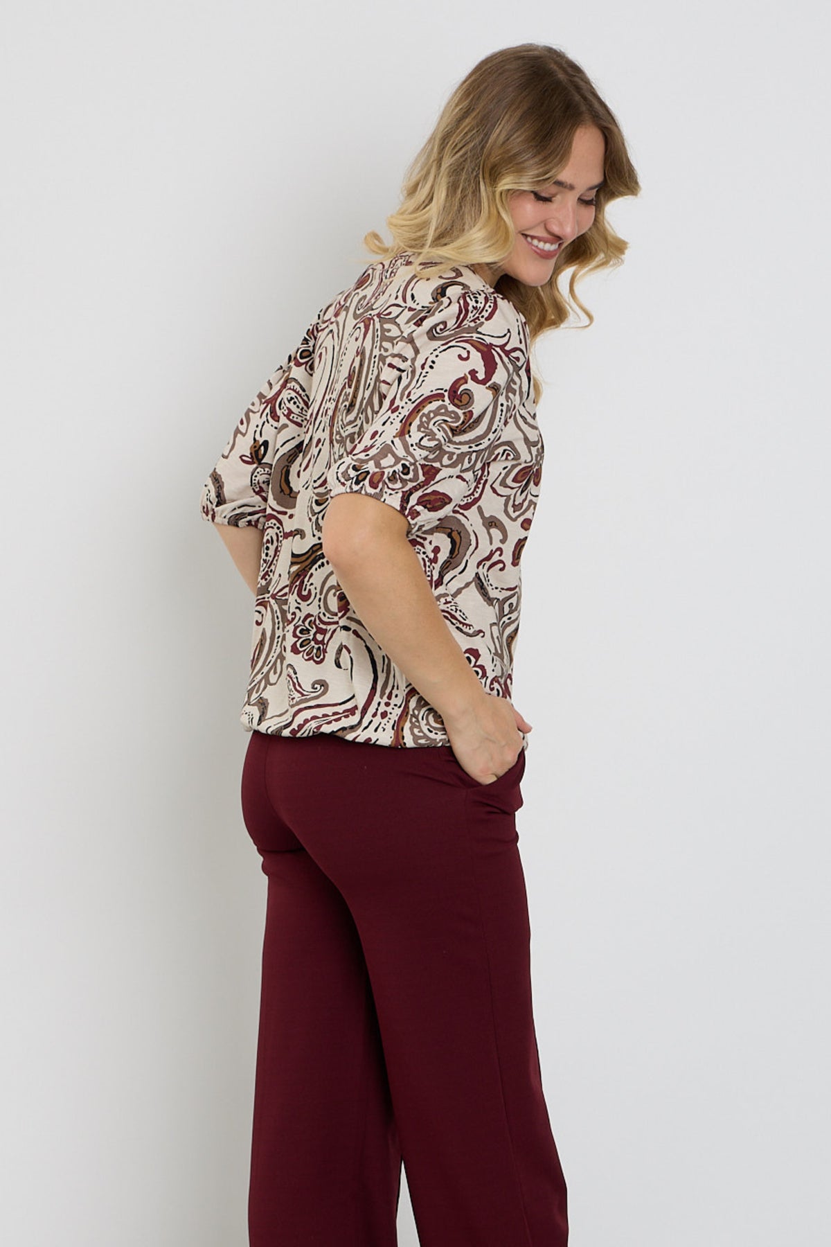 Enjoy blouse met paisleyprint in portkleur, elegante damesblouse met kleurrijk patroon en ronde hals.