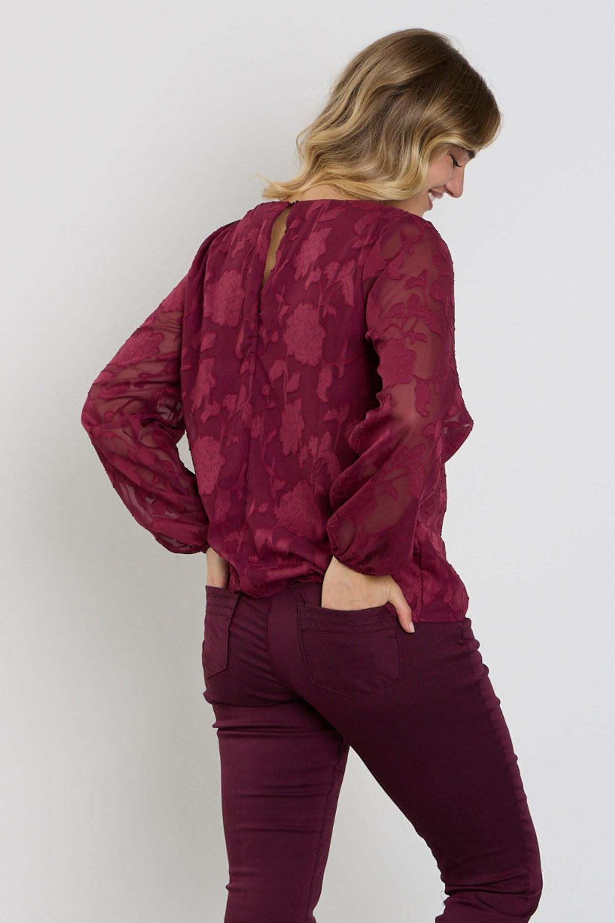 Enjoy top dubbel ballon mouw in Bordeaux, stijlvolle damesblouse met opvallende ballonmouw en elegante uitstraling.