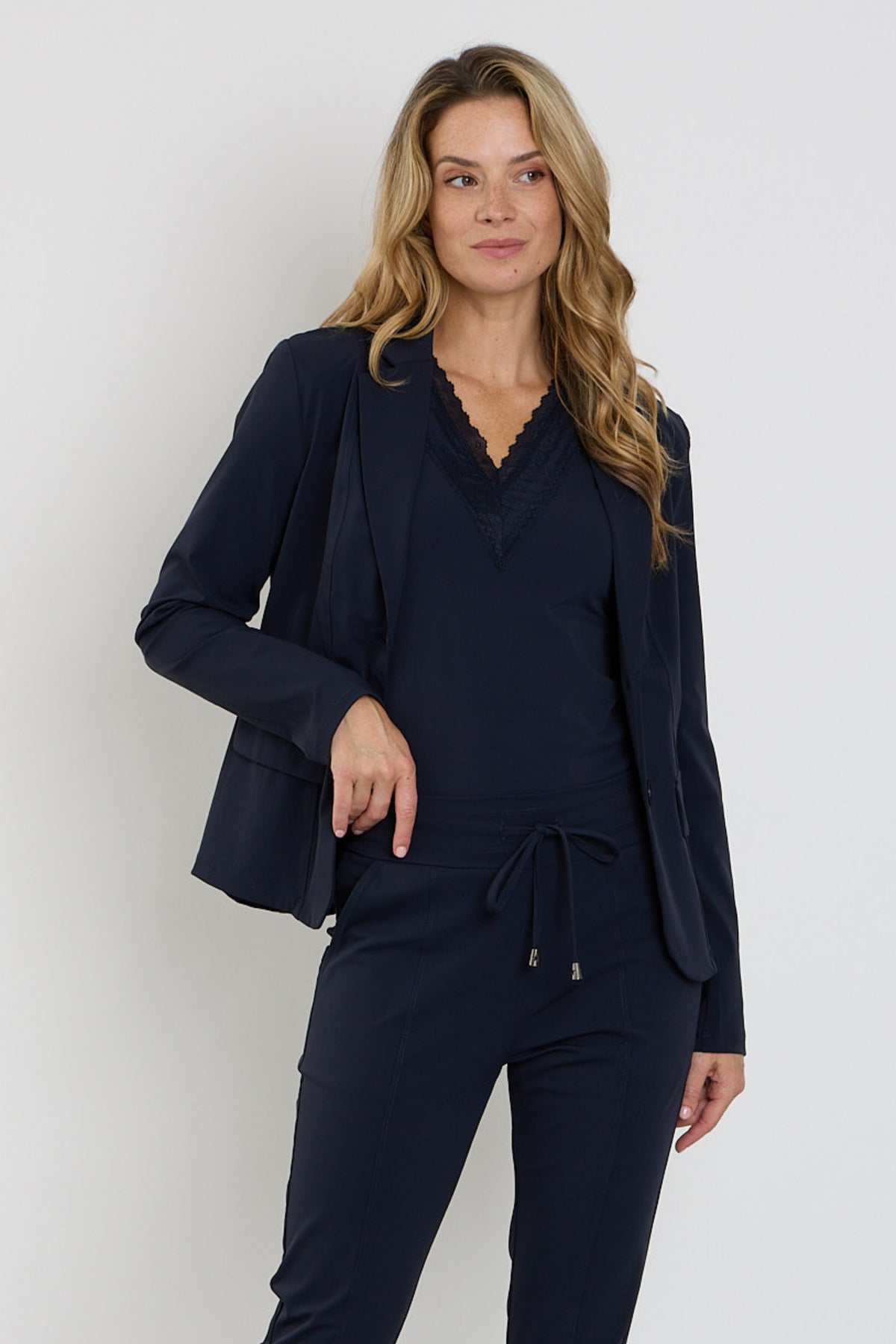 Luchtige reistop met kanten details in navyblauw van Mi Piace, elegante en comfortabele stijl voor reizen en casual drijf.