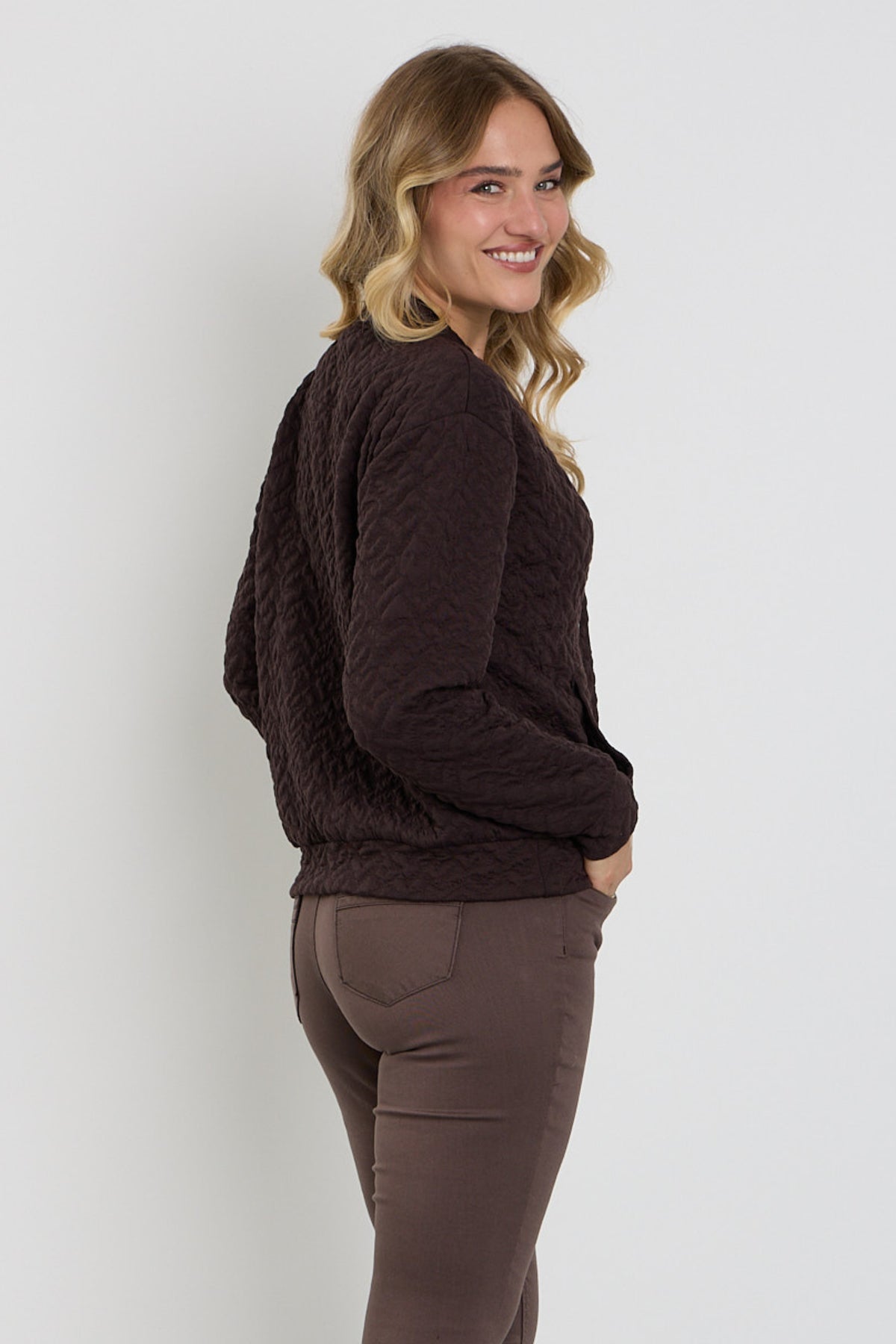 Bruine Enjoy jas met structuur, close-up van de textuur en details van de jacket met modieuze afwerking.
