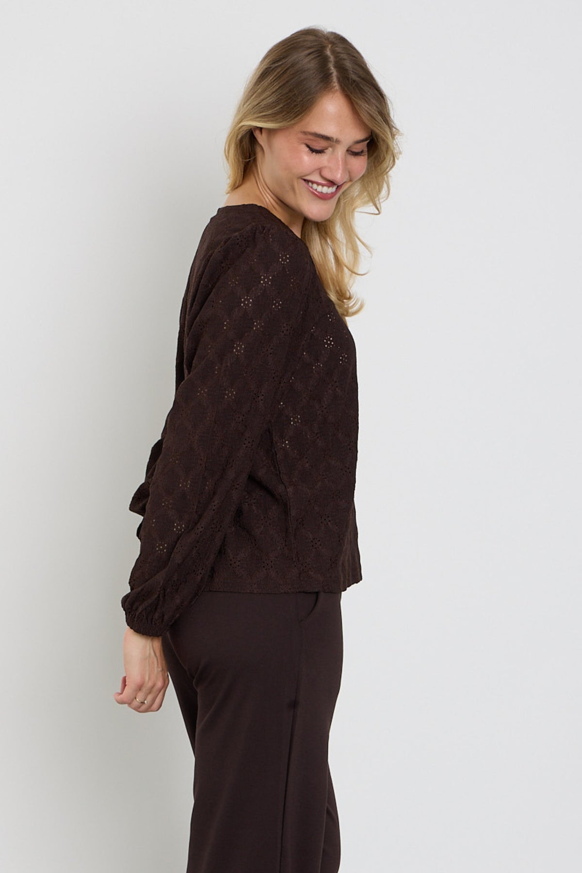 Vrijetijd blouse Fqeskiona Mole van Freequent met bloemenprint en lange mouwen, gedragen door een model op een lichte achtergrond.