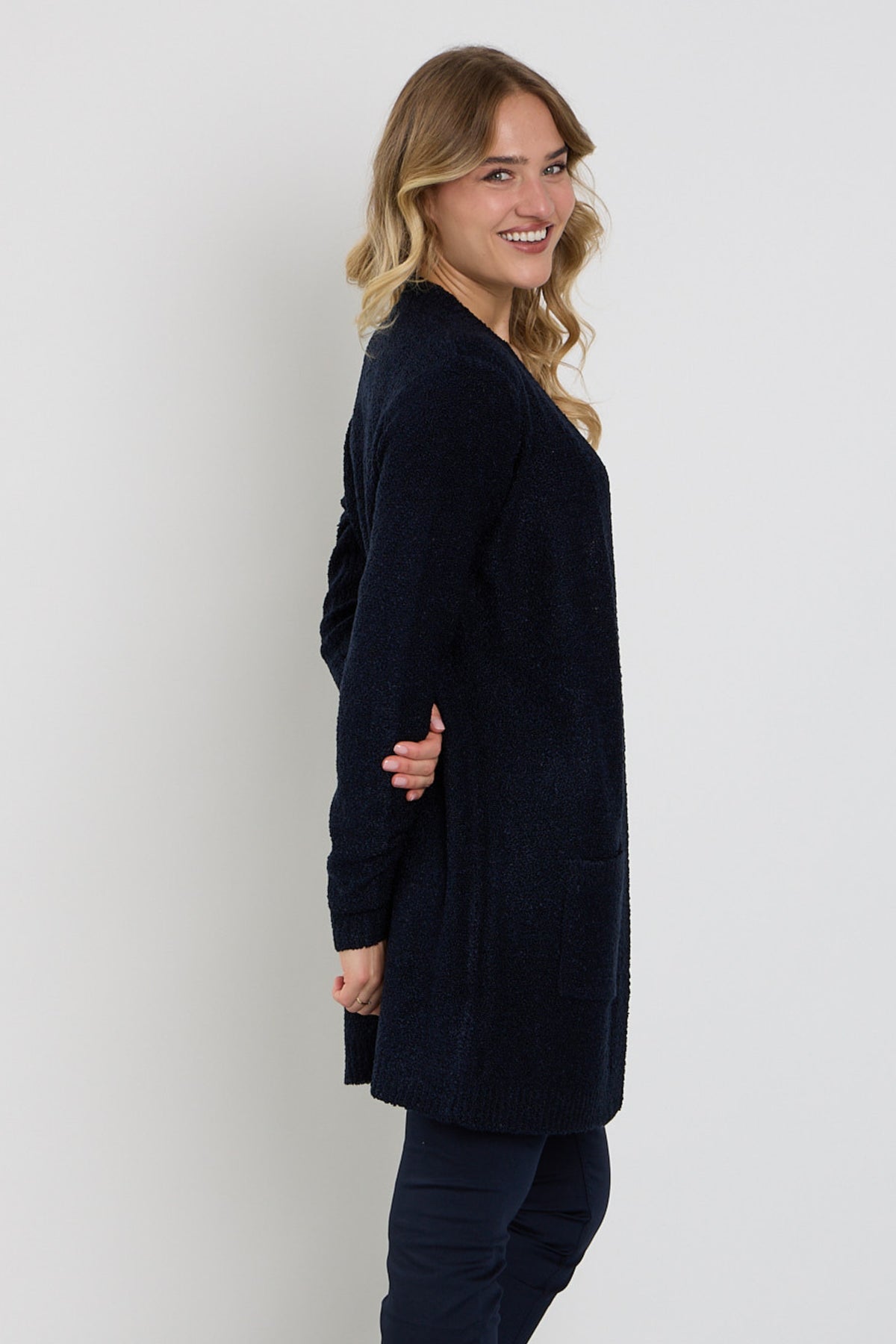 Navy boucle vest van Enjoy met textuur, close-up van de geblokte stof en knoopdetails voor een stijlvolle uitstraling.