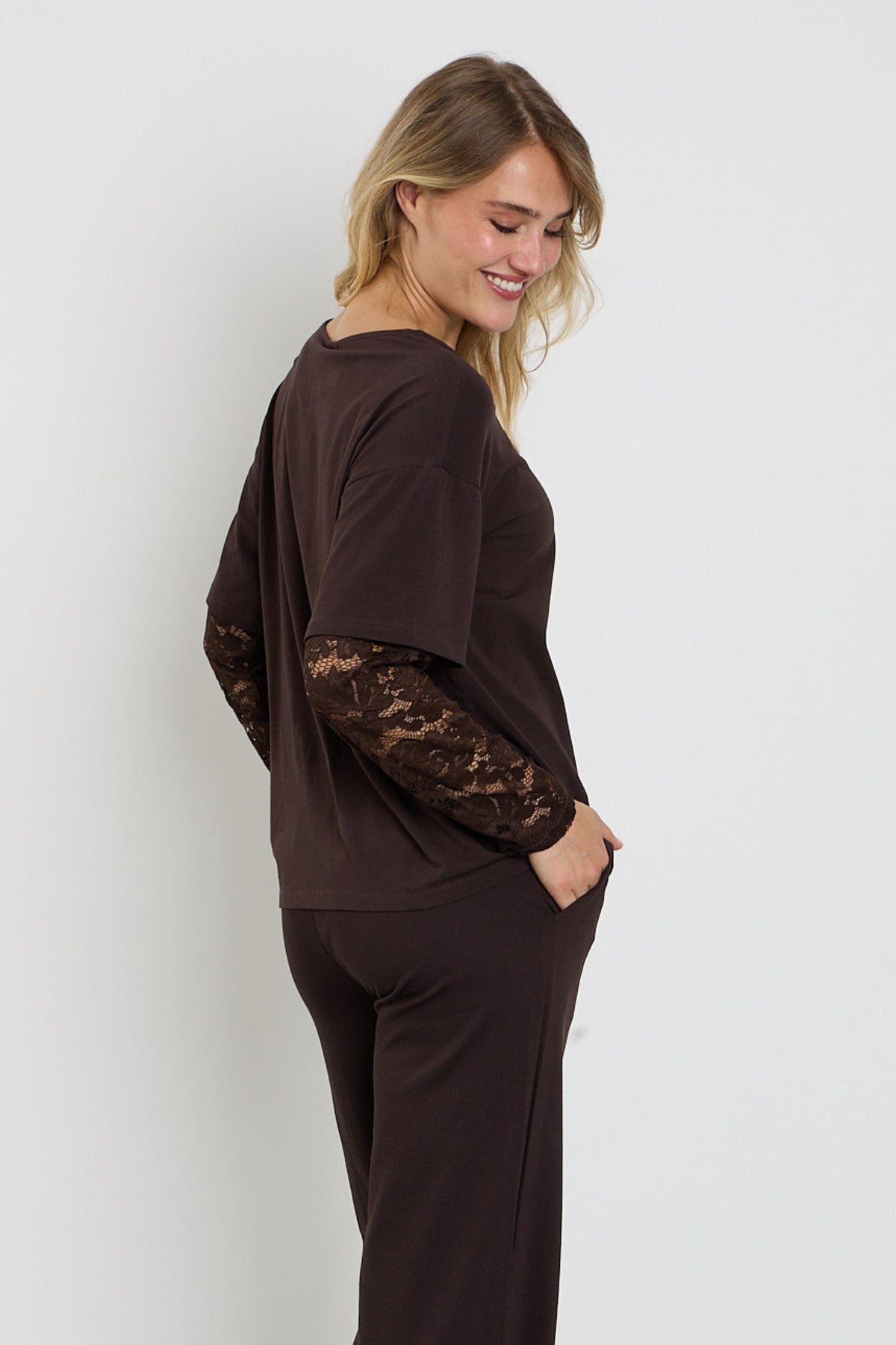 Blauwe T-shirt Freequent Fqchico Mole 211435 met ronde hals en korte mouwen, casual stijl, gedragen door een persoon.