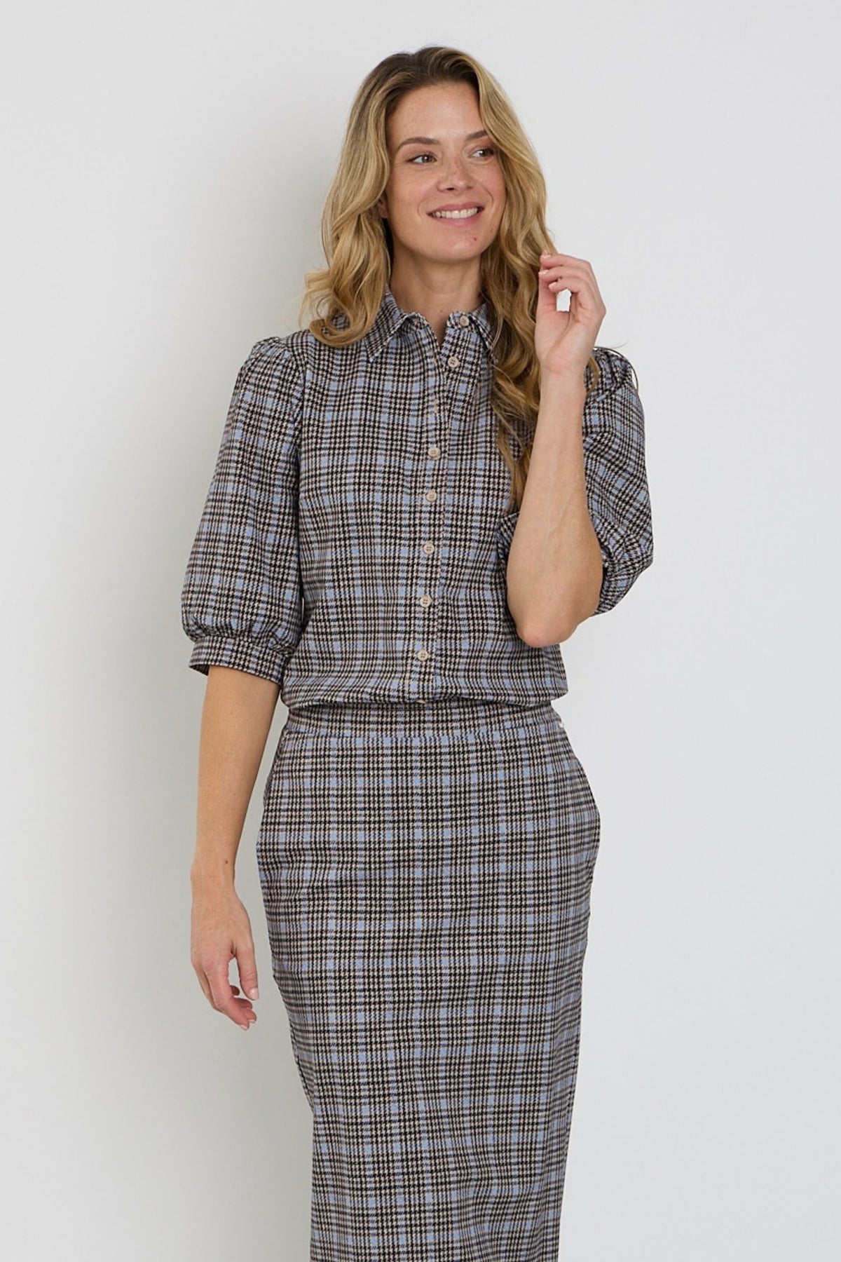 Mi Piace blauwe reisblouse met pufmouwen en herfsttweed print, elegant en comfortabel voor reizen en dagelijks gebruik.