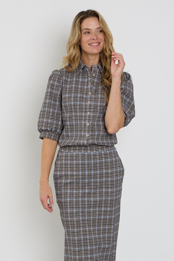 Mi Piace blauwe reisblouse met pufmouwen en herfsttweed print, elegant en comfortabel voor reizen en dagelijks gebruik.