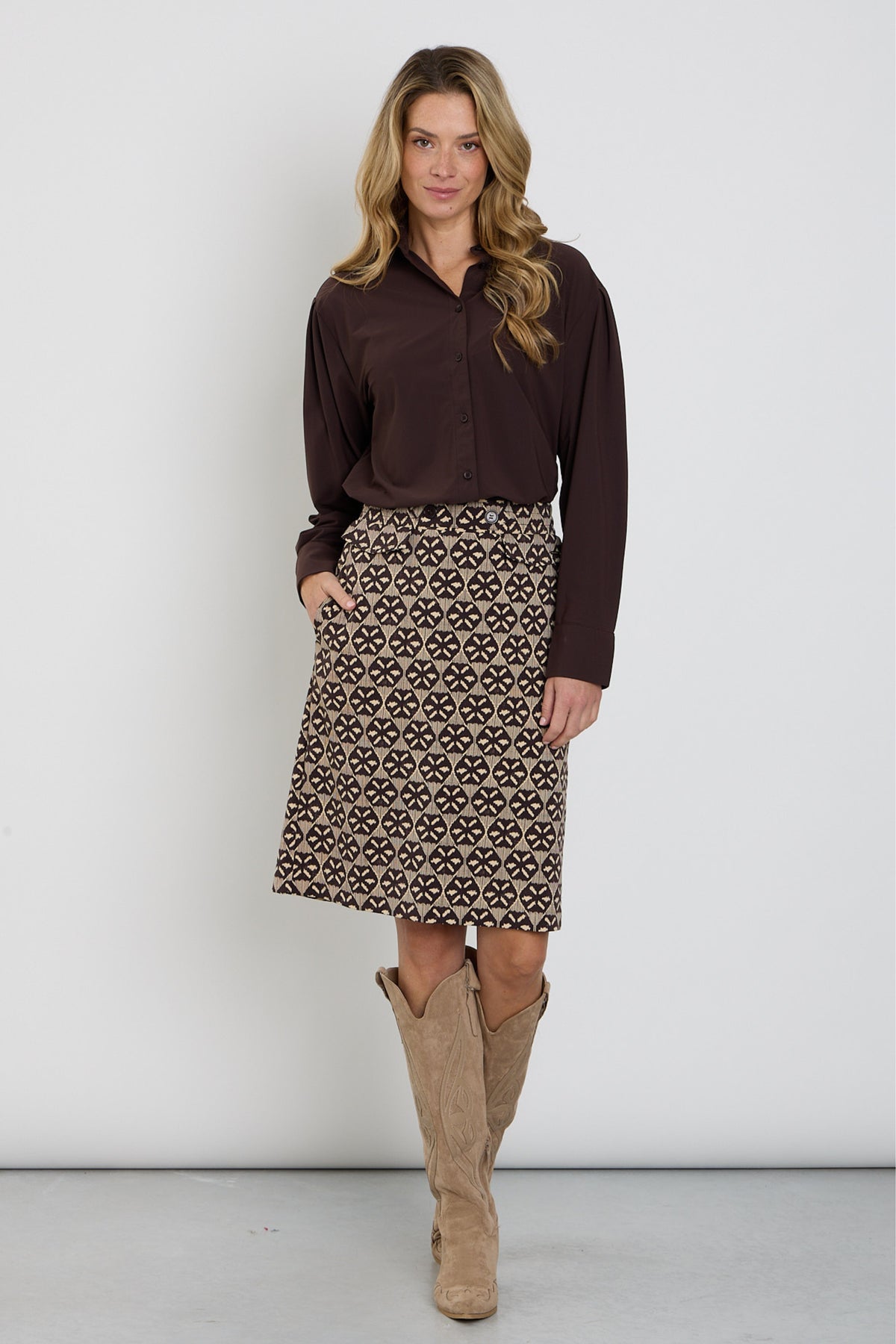 Mi Piace Harvest Ikat print travel rok in espresso, met kleurrijk patroon en comfortabele pasvorm, geschikt voor casual en zomerse outfits.