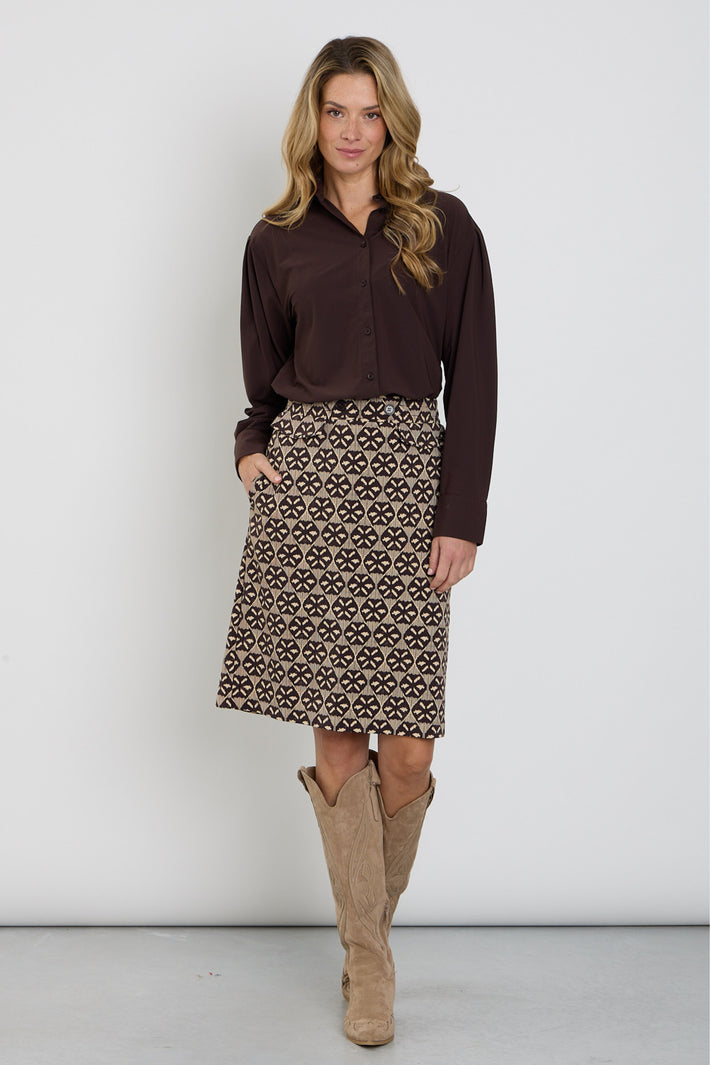 Mi Piace Harvest Ikat print travel rok in espresso, met kleurrijk patroon en comfortabele pasvorm, geschikt voor casual en zomerse outfits.