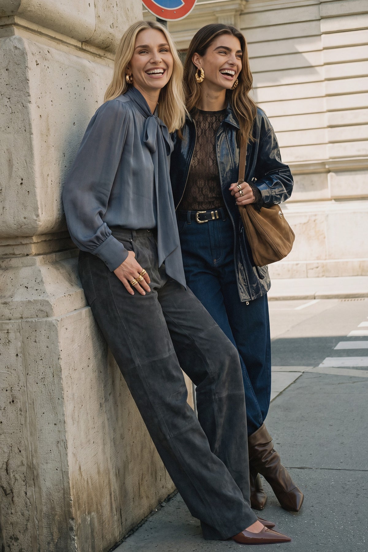 Ibana Tifani Misty Blue blouse met lange mouwen en losvallende pasvorm, getoond in een close-up van de stof en details.