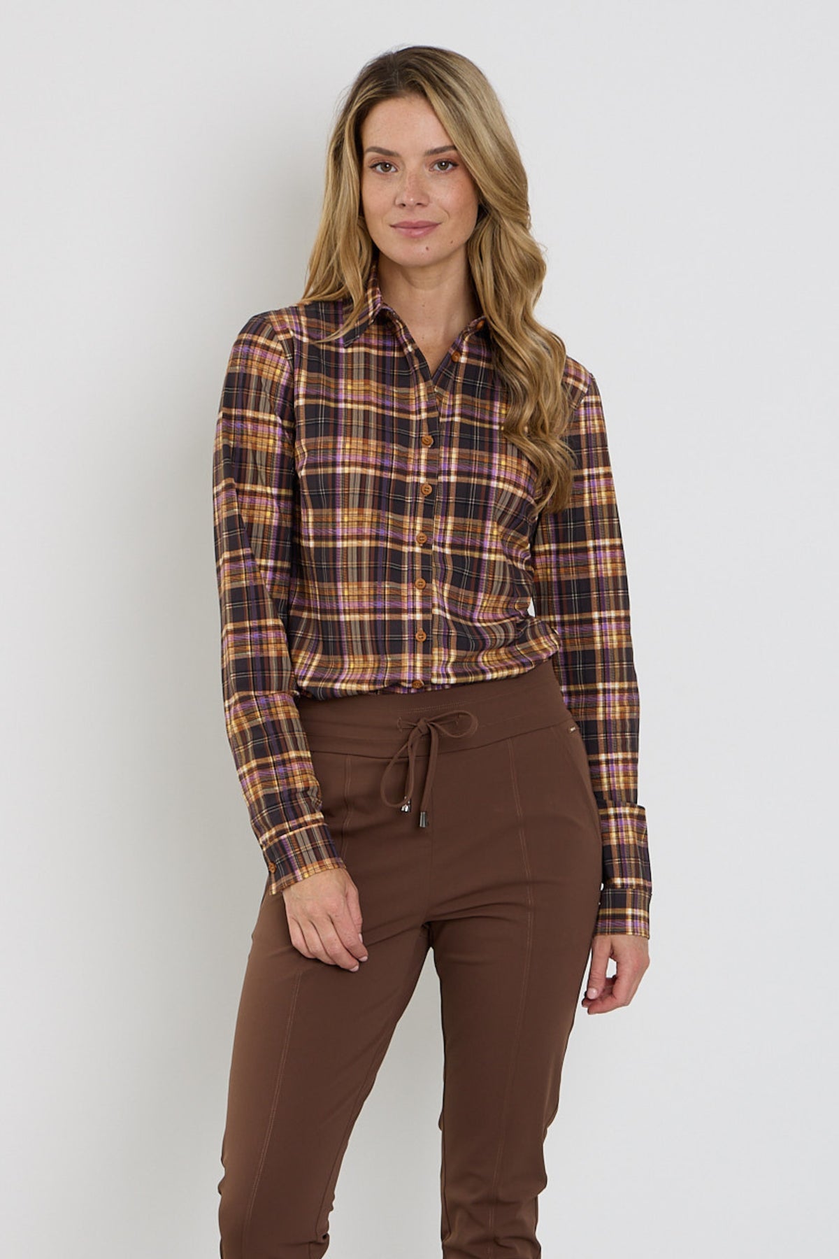 Mi Piace reisblouse met ruitprint in paars, geschikt voor winter, comfortabel en stijlvol voor onderweg.
