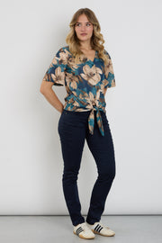 Enjoy 5-pocket indigo broek met klassieke snit en details, zichtbaar op de afbeelding.