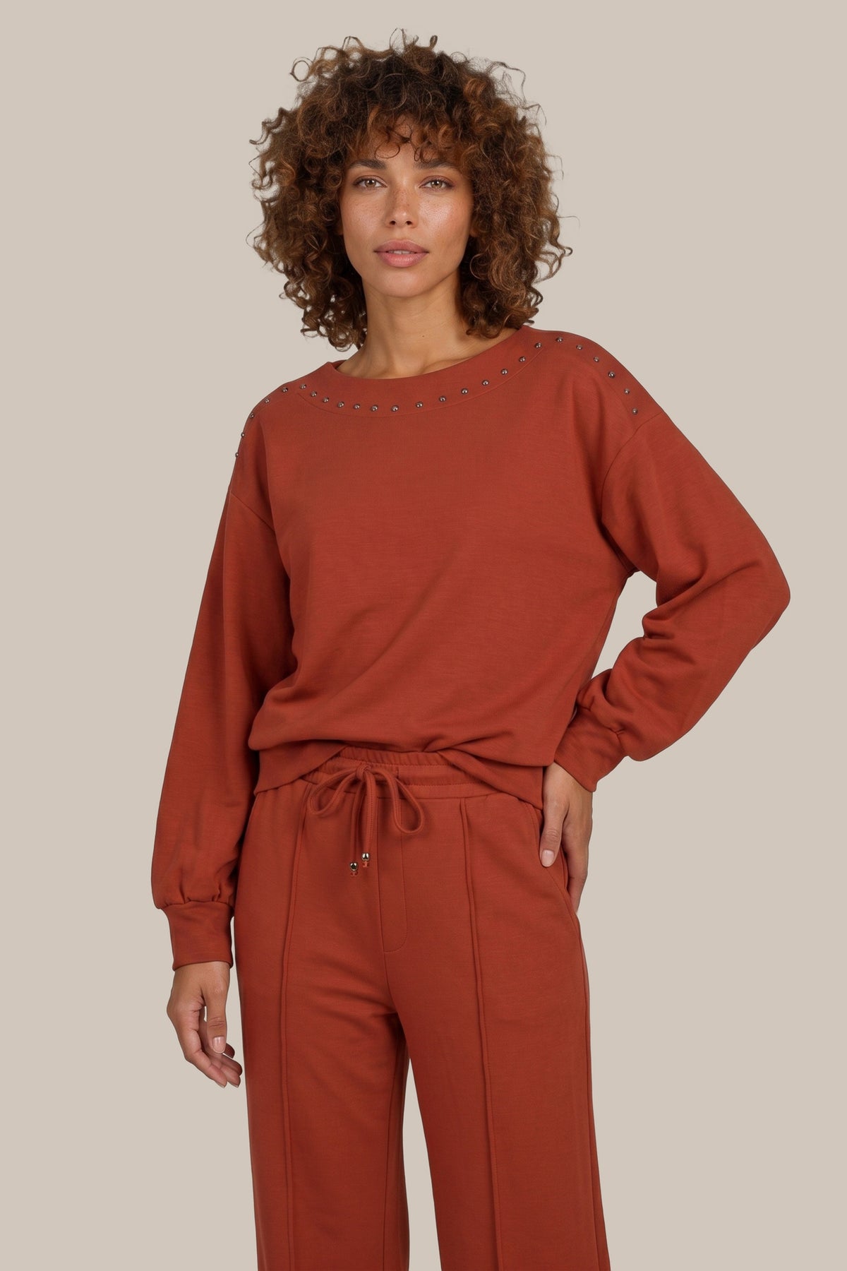 G-maxx Aoife gebreide sweater in Burnt Henna kleur, zachte textuur en comfortabele pasvorm, zichtbaar met ronde hals en lange mouwen
