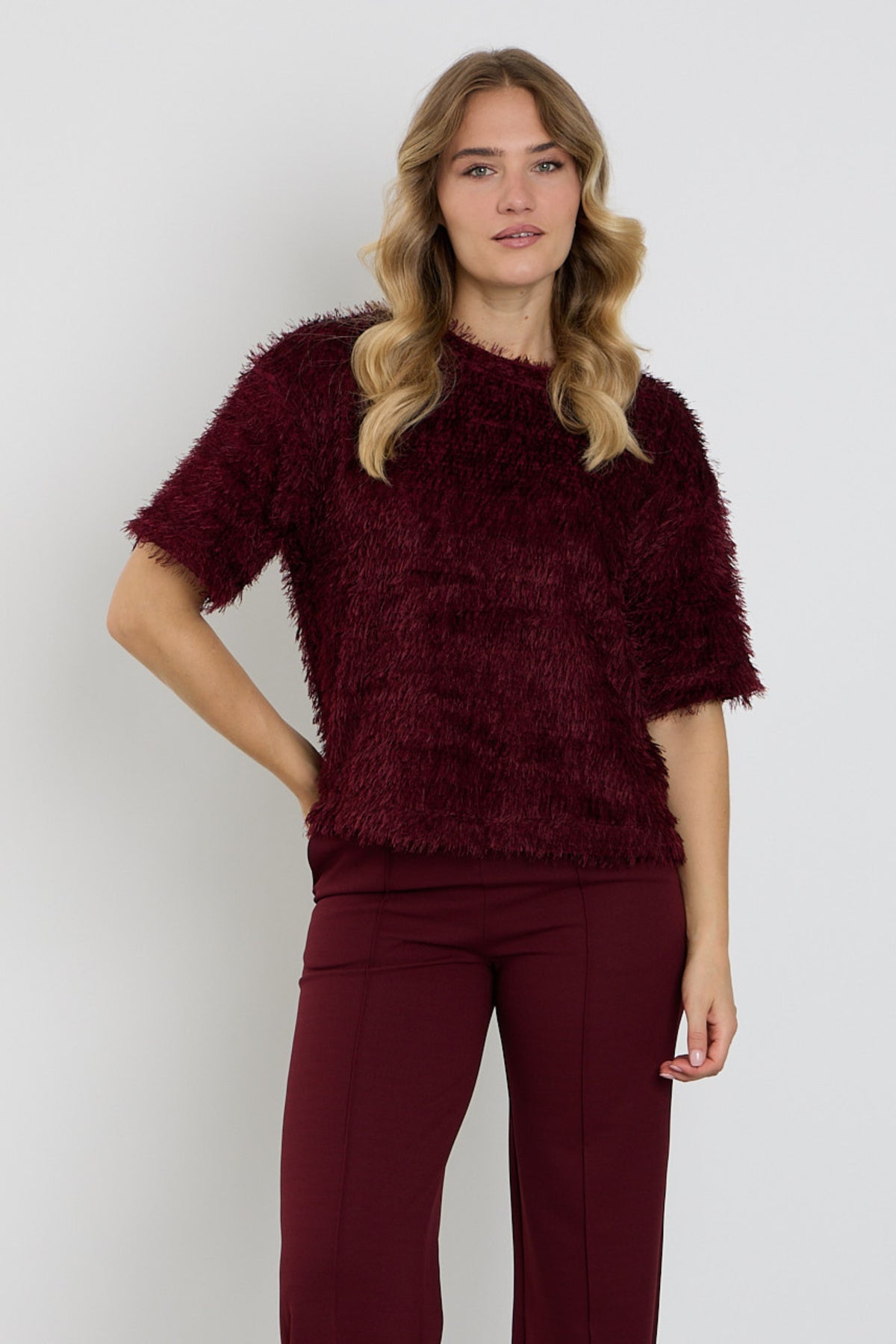 Lichte, fluffy port top van Enjoy met zachte textuur en losse pasvorm, ideaal voor casual draagstijl.