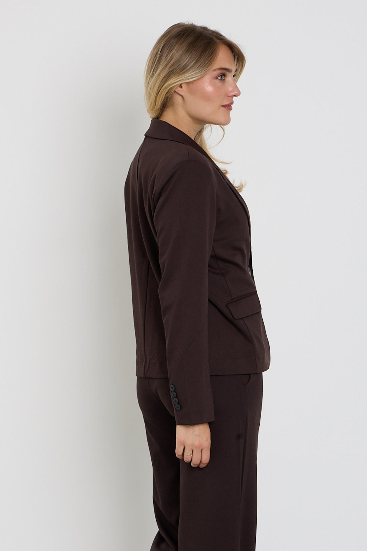 Blazer Freequent Fqnanni Mole met knopen en revers, stijlvolle pasvorm, in een neutrale bruine tint, gedragen door een model.