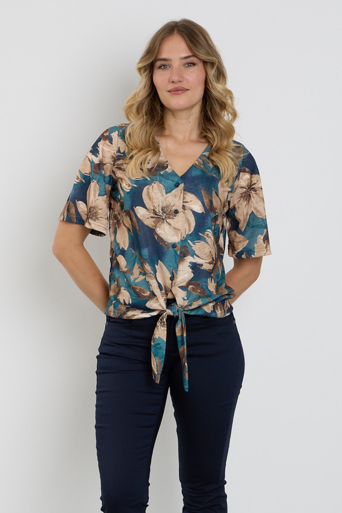 Taupe Enjoy blouse met bloemenprint en strikdetail, elegante damesblouse met kleurrijk bloemenpatroon.