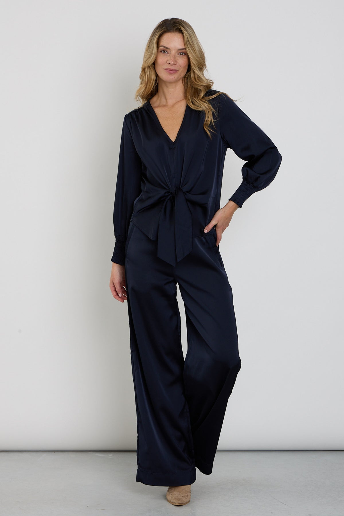 Zachte satin navy broek van Mi Piace met elastische tailleband en rechte pasvorm, gedragen door een model.