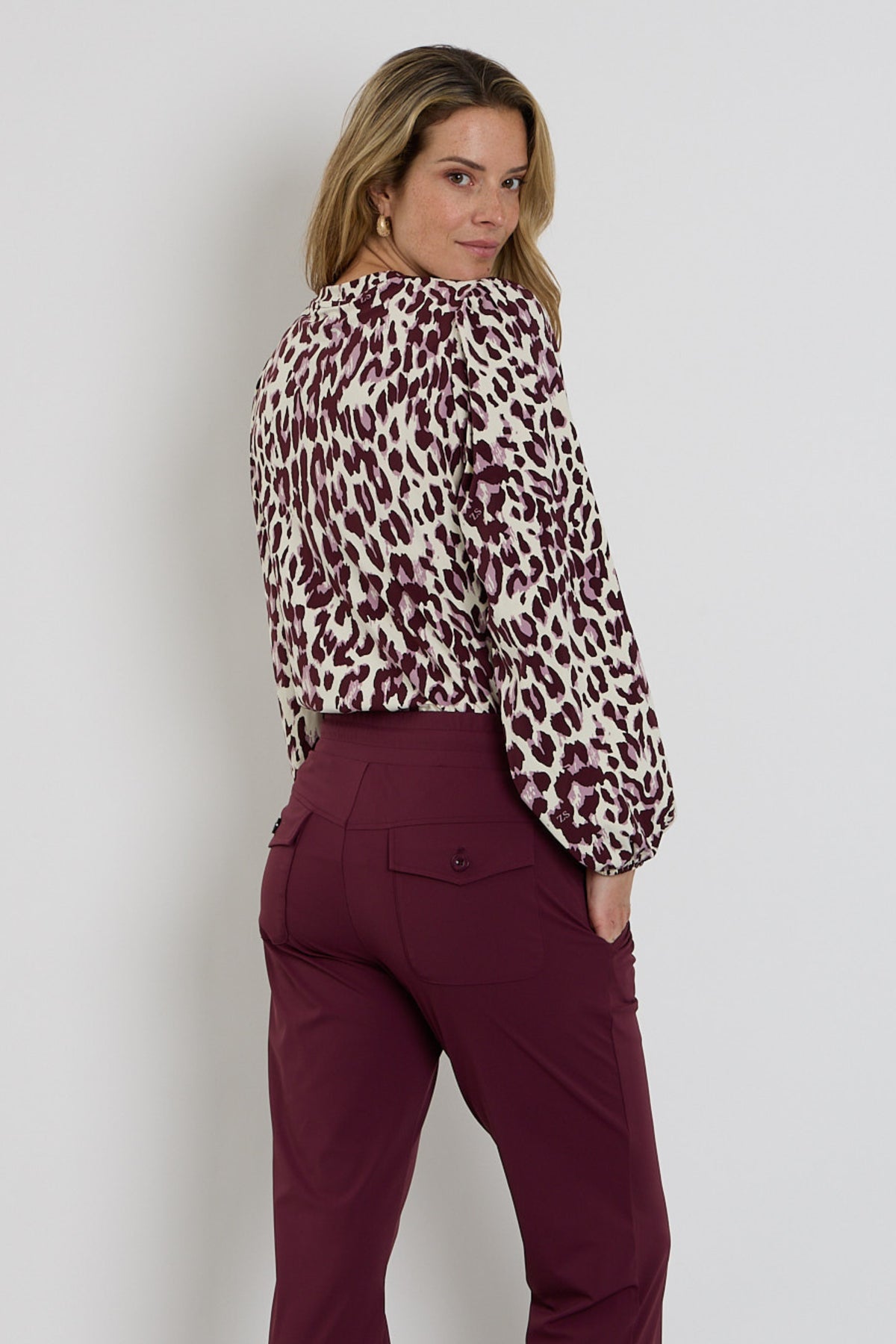 Zoso Nathalie Mauve Bordeaux reiskleed met lange mouwen en knoopsluiting, stijlvolle blouse voor reizen en casual gelegenheden.