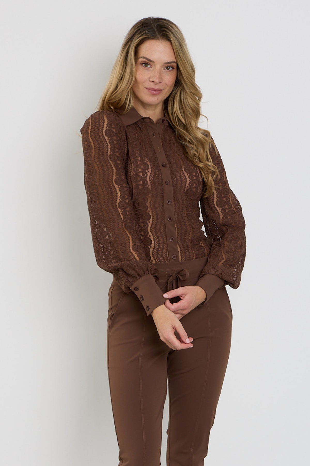 Lichte reisblouse van Mi Piace in kant met Chestnut kleur, geschikt voor reizen en casual dragen.