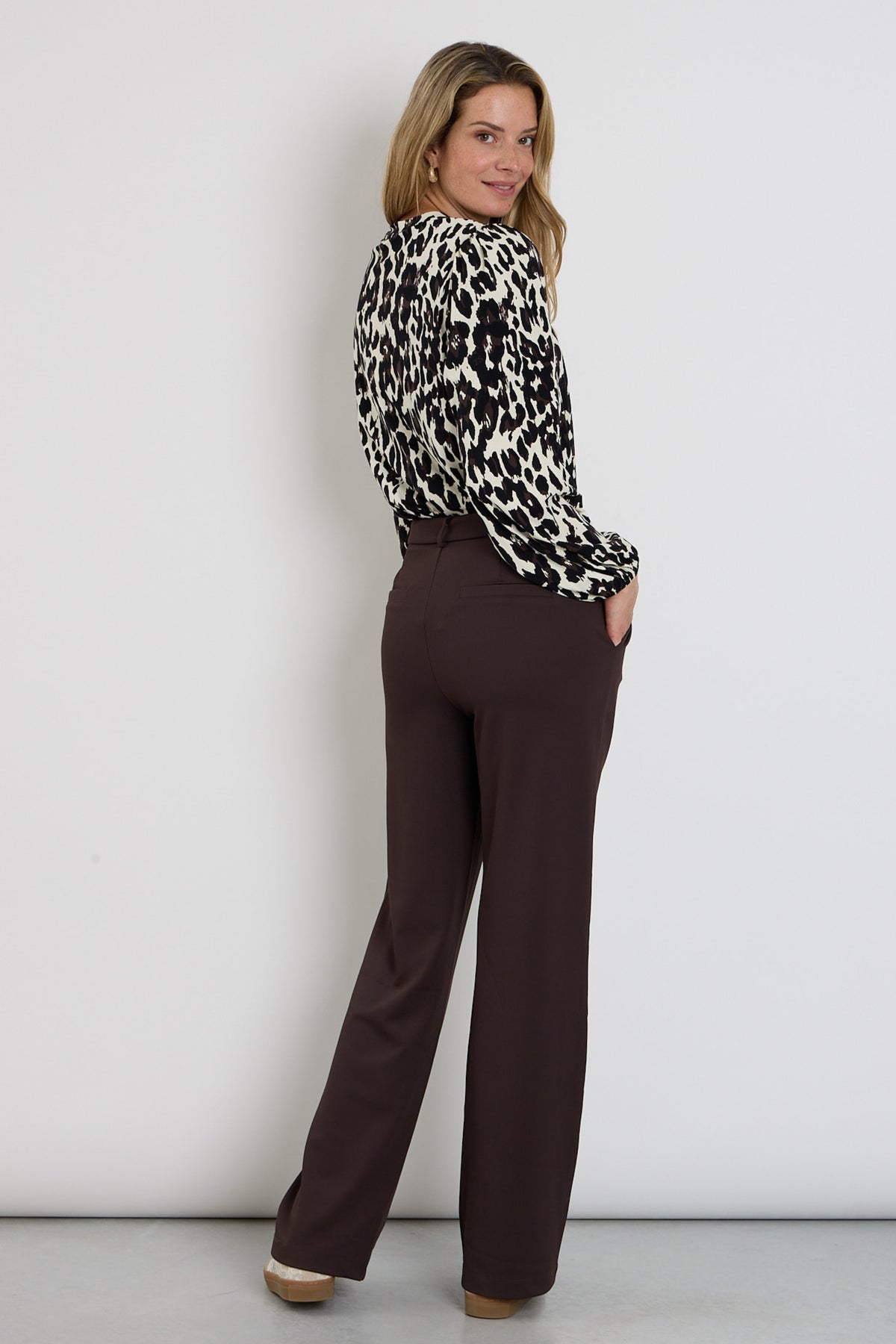 Zoso Travel blouse Nathalie in zwart espresso, elegante blouse met comfortabele pasvorm en subtiele details.