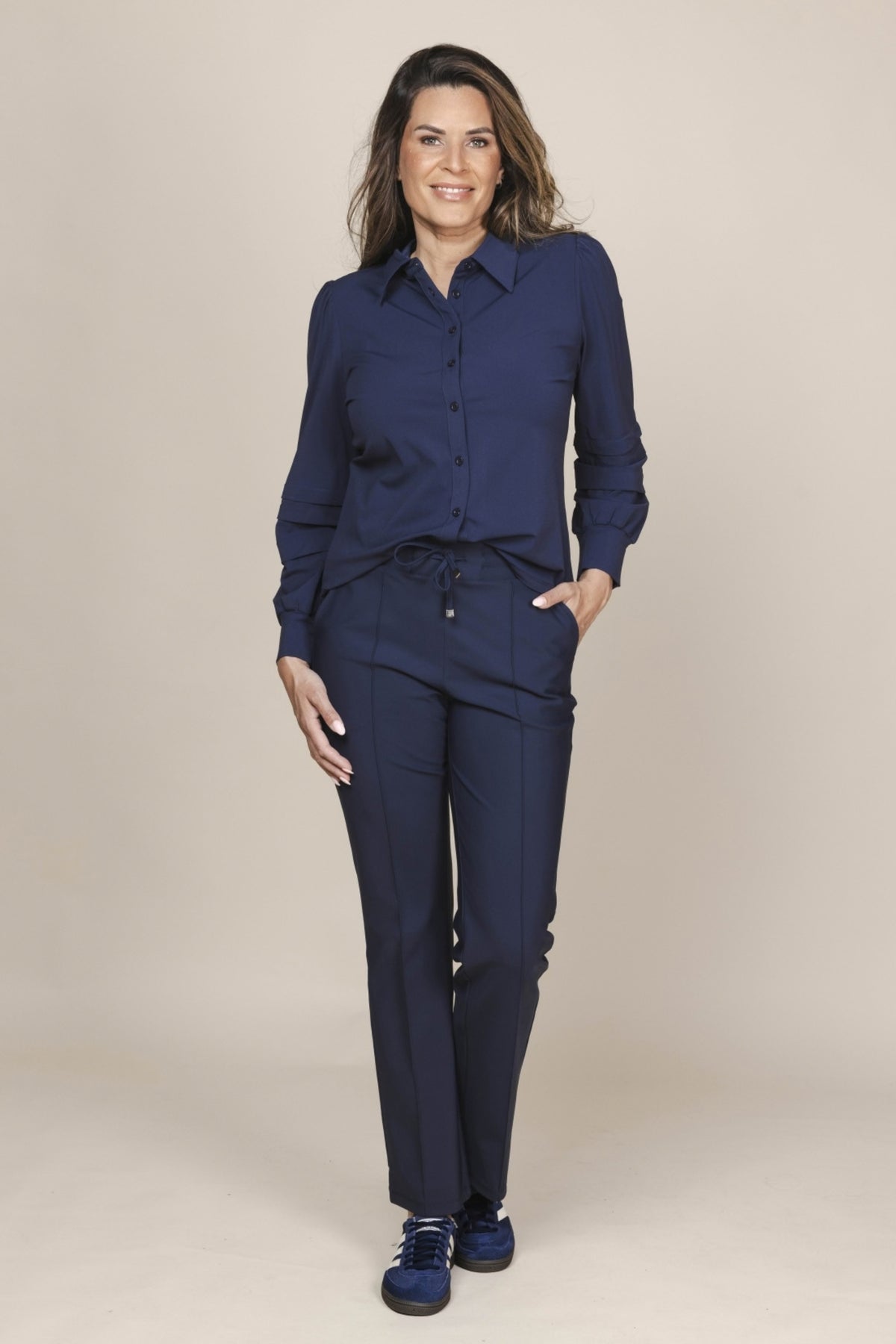 Zoso Travel Blouse Charmaine Navy, elegante blouse in navy blauw met comfortabele pasvorm en stijlvolle details.