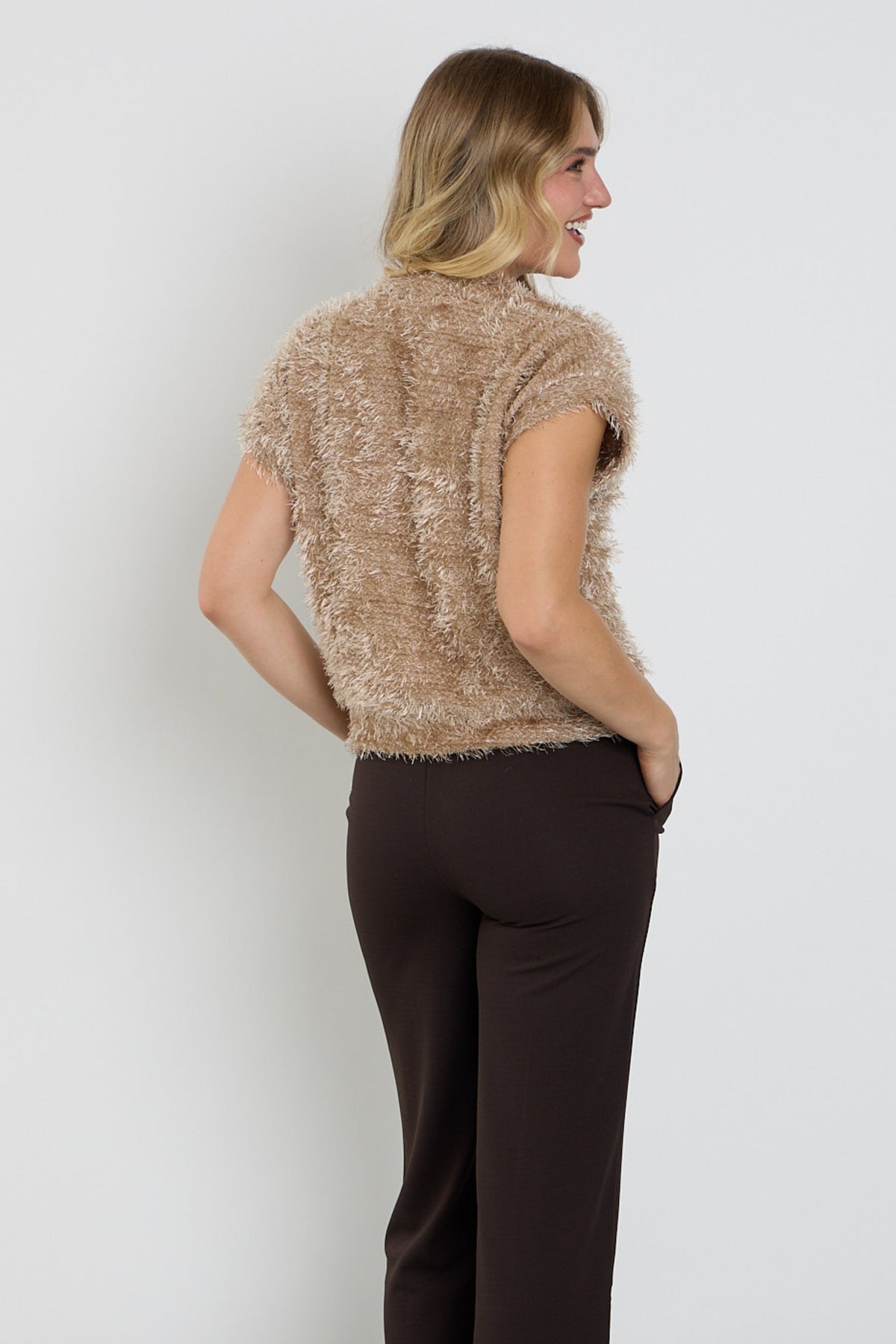 Taupe fluffy gilet van Enjoy met zachte textuur, gedragen als stijlvolle winterlaag of casual outdoor kleding.