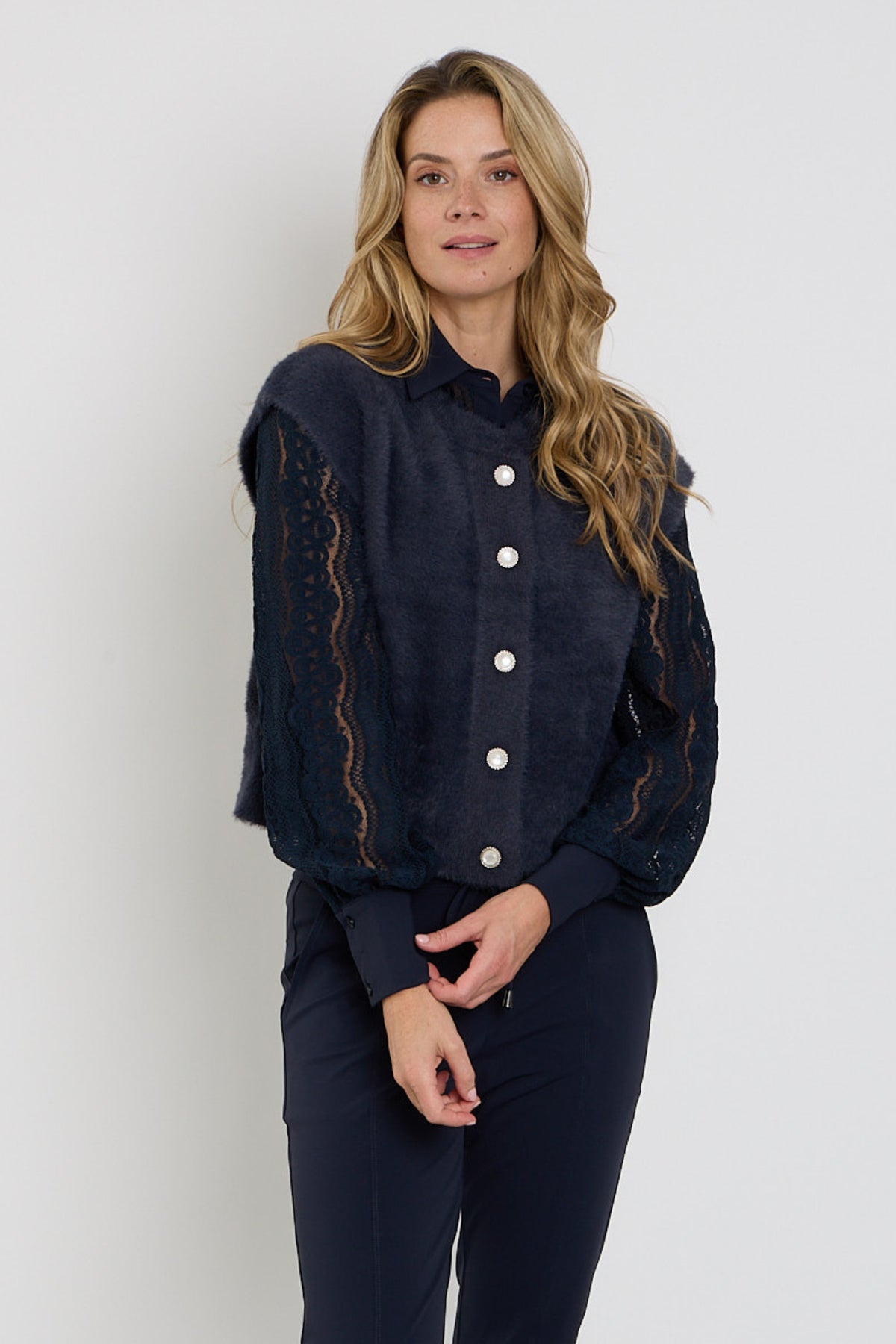 Zomerwollen mouwloze vest in navy van Mi Piace, zachte textuur met bontachtige stoffen, gedragen op een model.