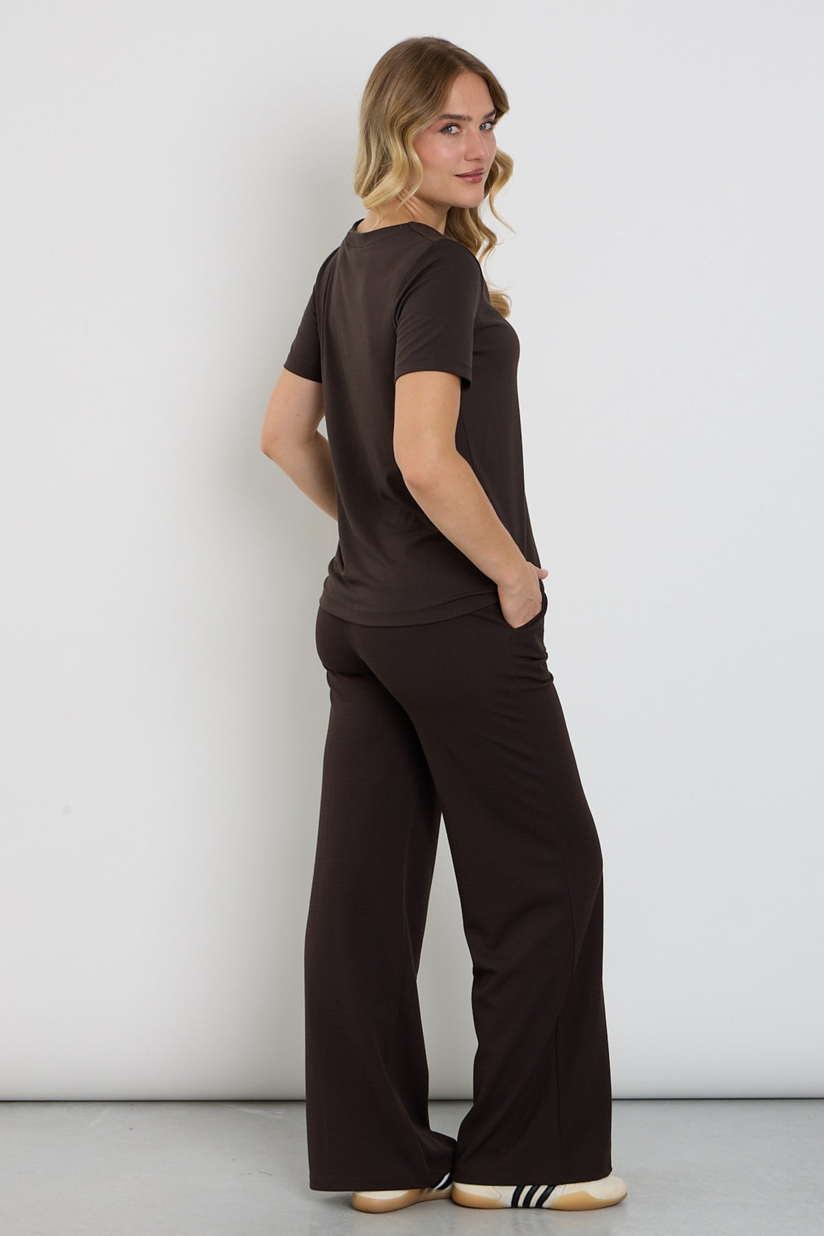 Brede bruine broek van Enjoy, stijlvolle wide leg pasvorm met comfortabele stof, zichtbaar in de afbeelding.