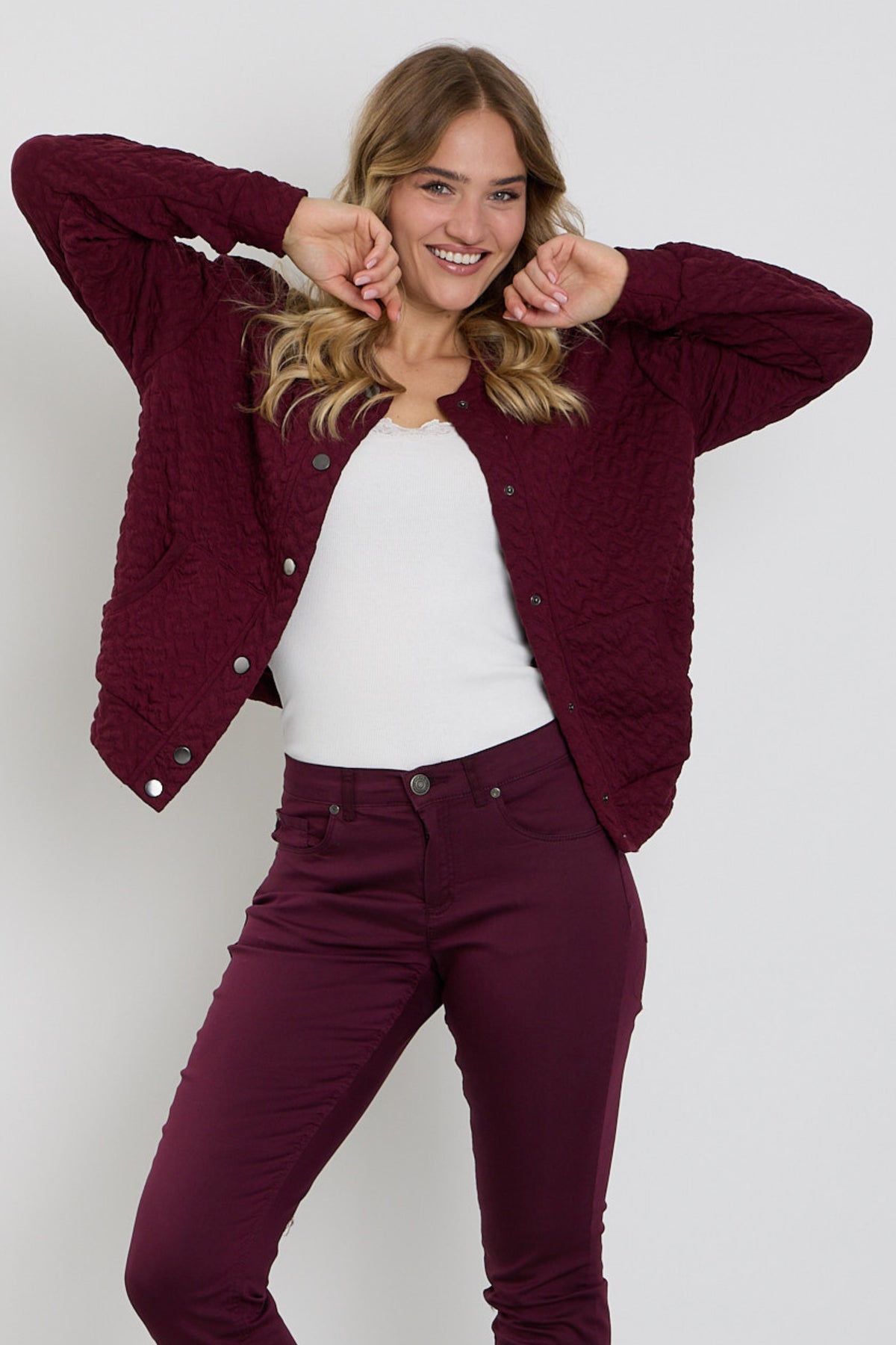 Enjoy Jacket Structuur Port 183333, close-up van de textuur en details van de jas in een natuurlijke pose.