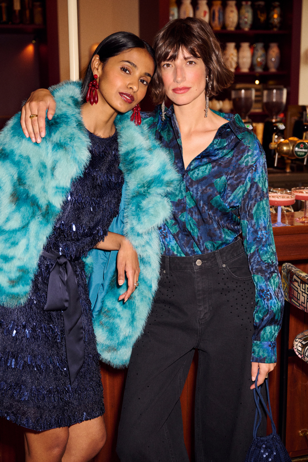 Zwarte POM Amsterdam Jodi jeans met rhinestones en slanke pasvorm, zichtbaar op de afbeelding.