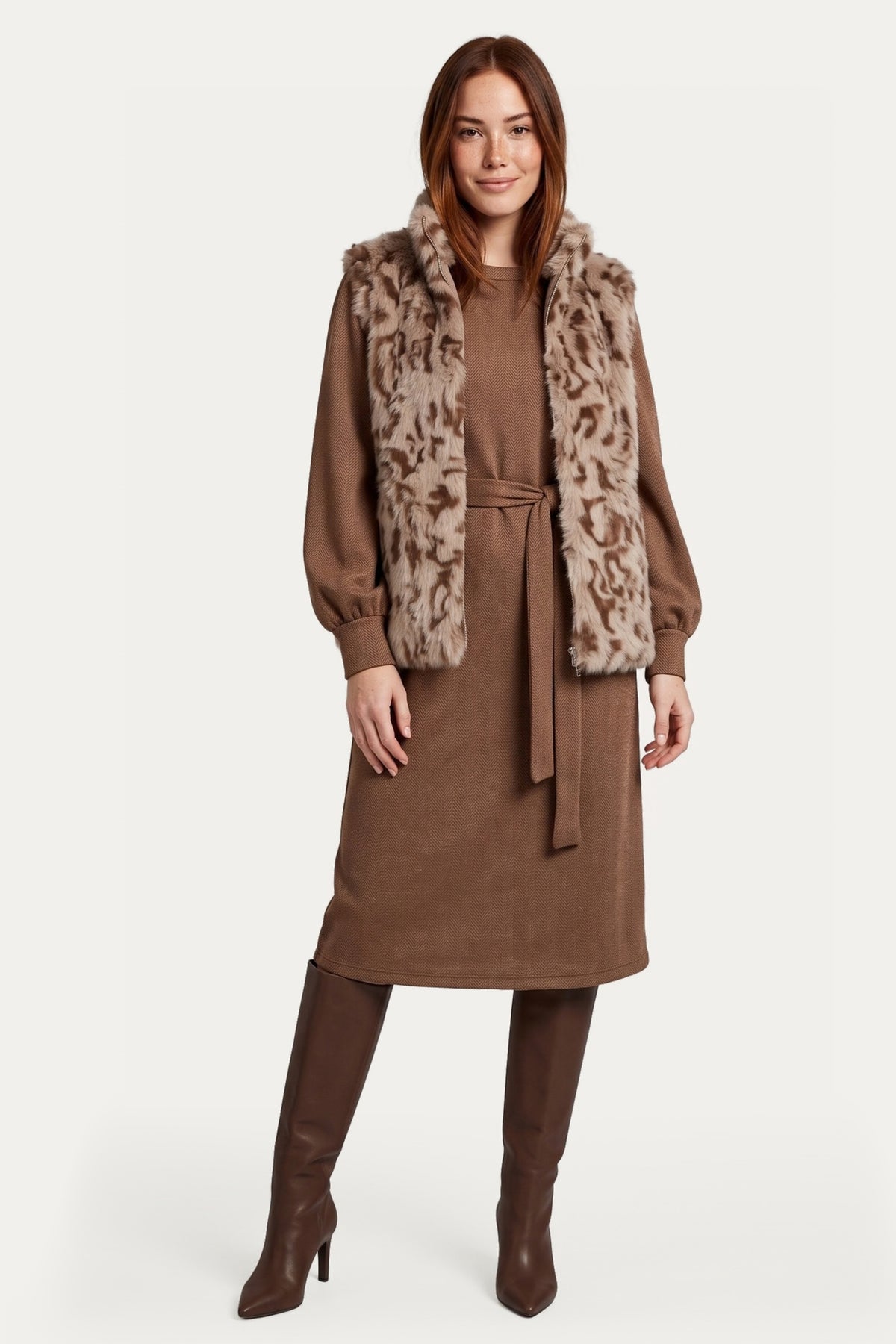 Gilet Clarimond Sand Cappuccino van G-maxx, lichtgewicht damesgilet met capuchon en ritssluiting, in zandkleur.