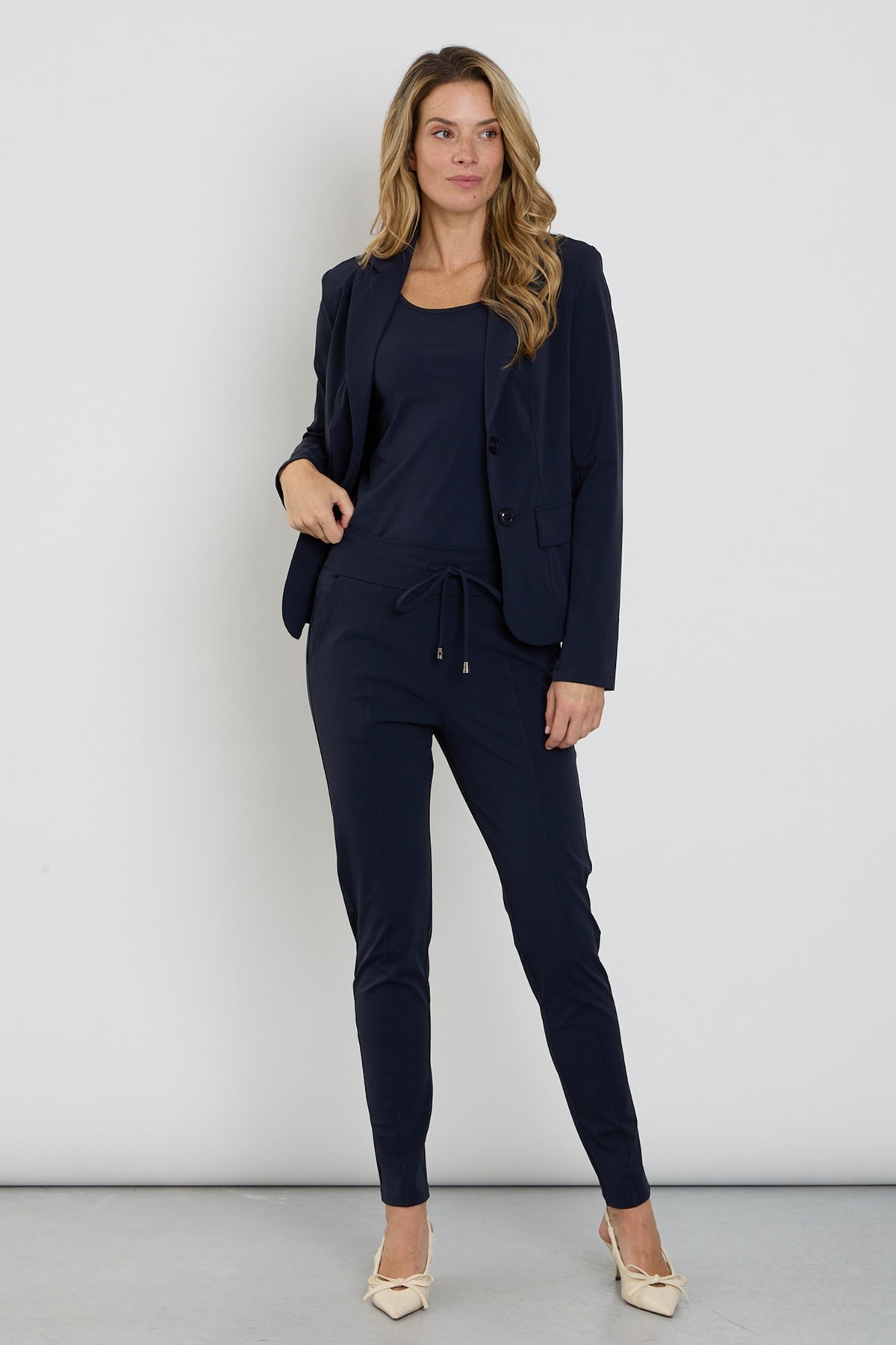 Navy bonded reisbroek van Mi Piace met comfortabele pasvorm en stevige stof, getoond in close-up op de foto.