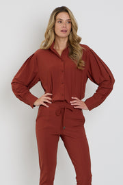Lichte reisblouse van Mi Piace in Fired Brick kleur, getoond op een model, met lange mouwen en losvallend ontwerp.