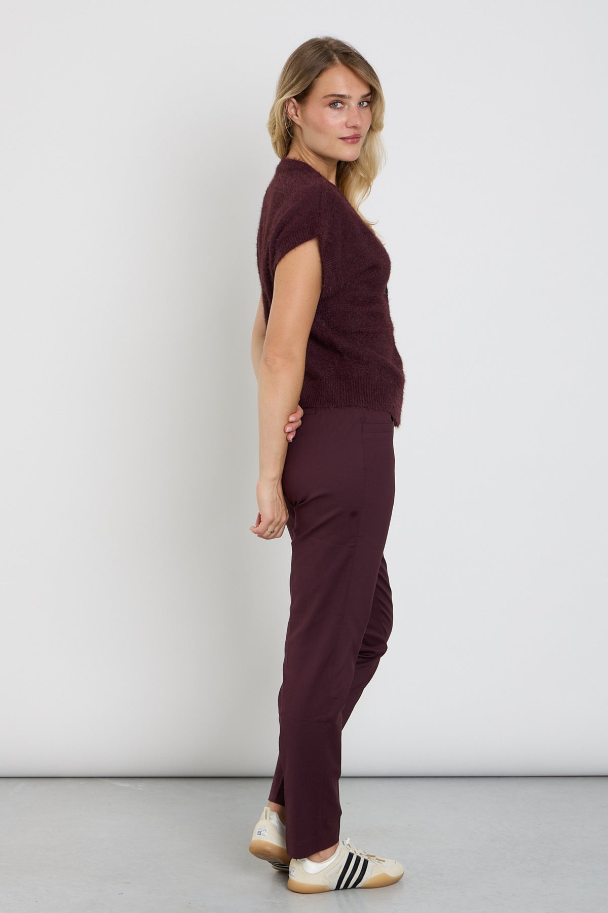 Lichte rode broek van Red Button, model Diana Smart Burgundy SRB5037 L30, met comfortabele pasvorm en stijlvolle uitstraling.