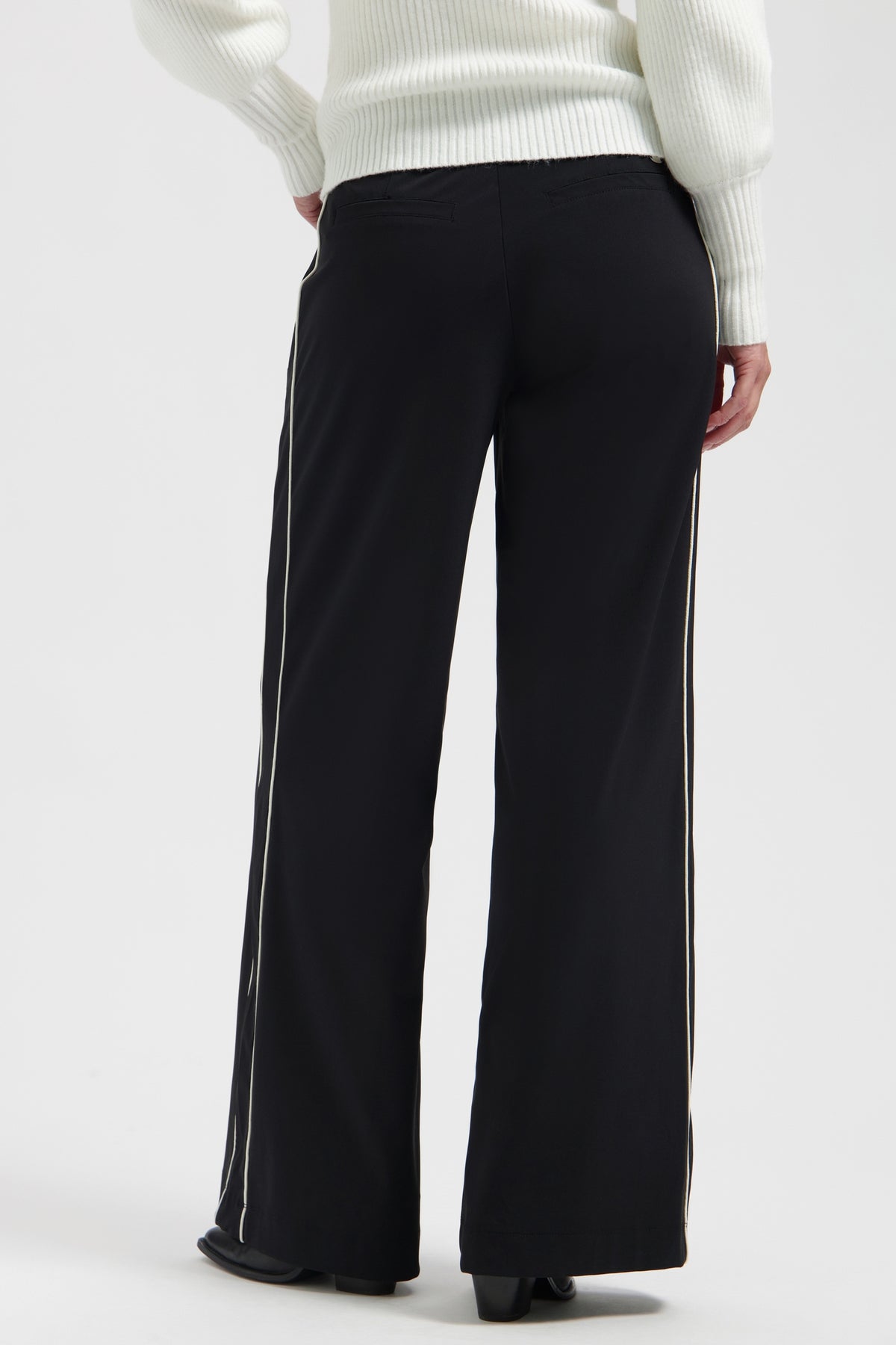 Zwarte travelbroek van Lady Day, model Miller Champagne L14.475.3602, zichtbaar op de afbeelding.