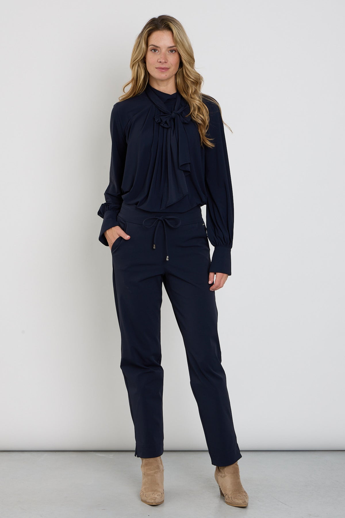 Navy Bonded Travel Broek van Mi Piace, getailleerd model met elastische taille en zakken, geschikt voor reizen en dagelijks gebruik