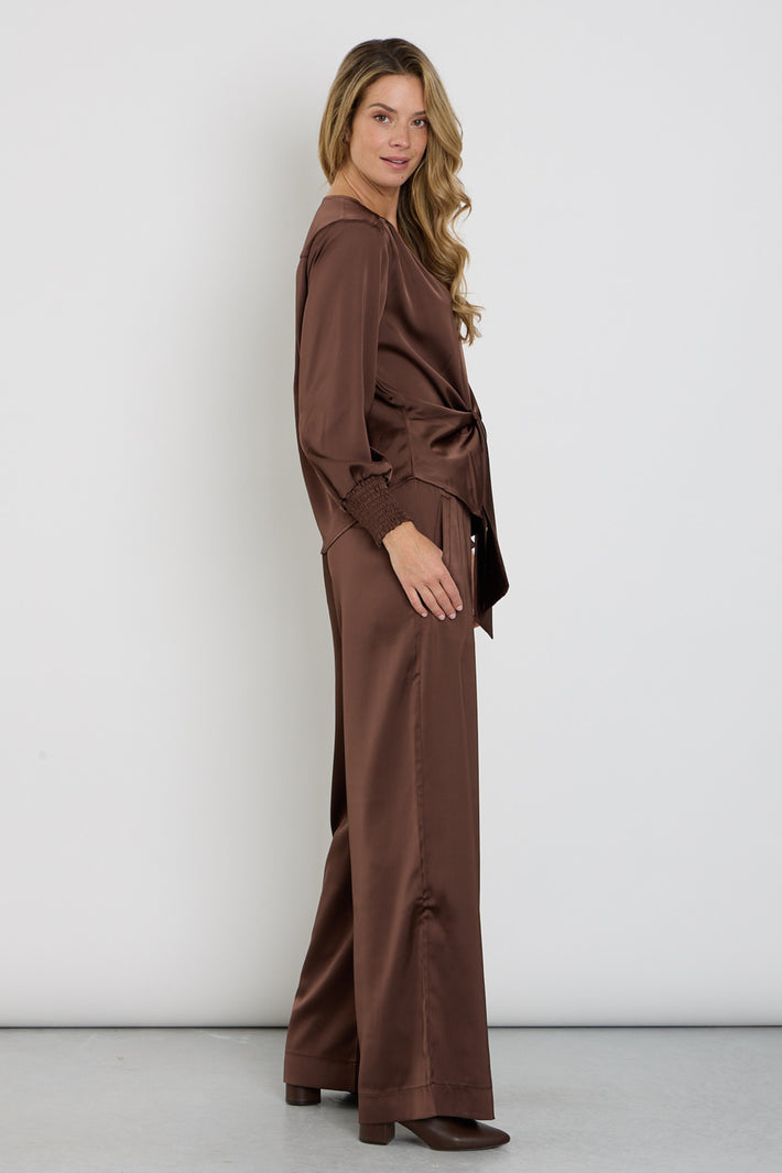 Zwarte satijnen broek van Mi Piace, model Chestnut 202936, met glanzende afwerking en comfortabele pasvorm.