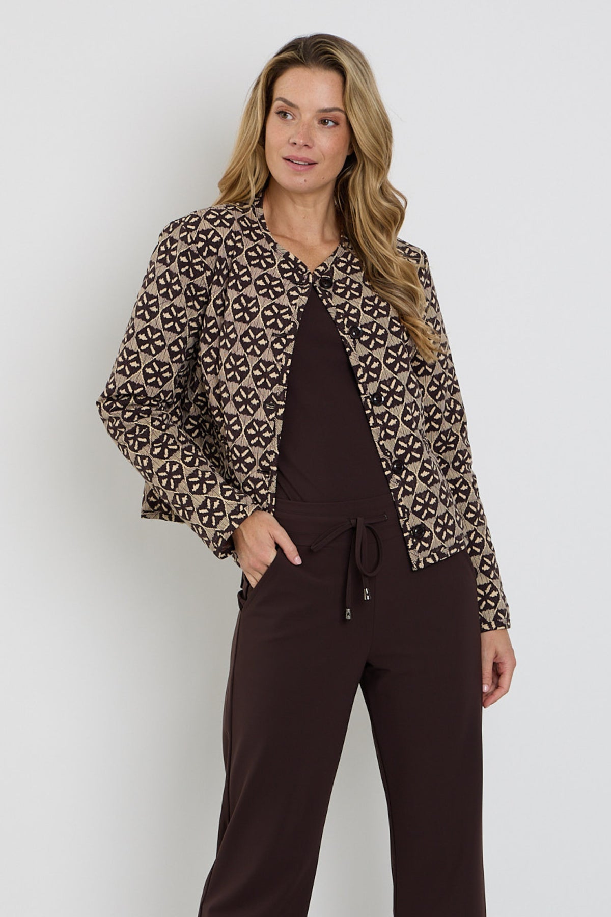 Mi Piace reistasjacket Harvest Ikat print in espresso, met comfortabele pasvorm en stijlvolle design, ideaal voor reizen.