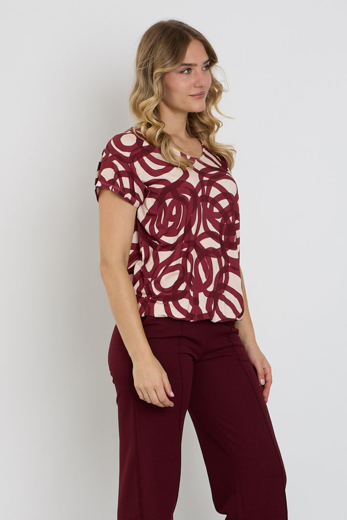 Enjoy blouse met cirkelprint, lichtgewicht en losvallend, zichtbaar met ronde print en elegante pasvorm in de afbeelding.