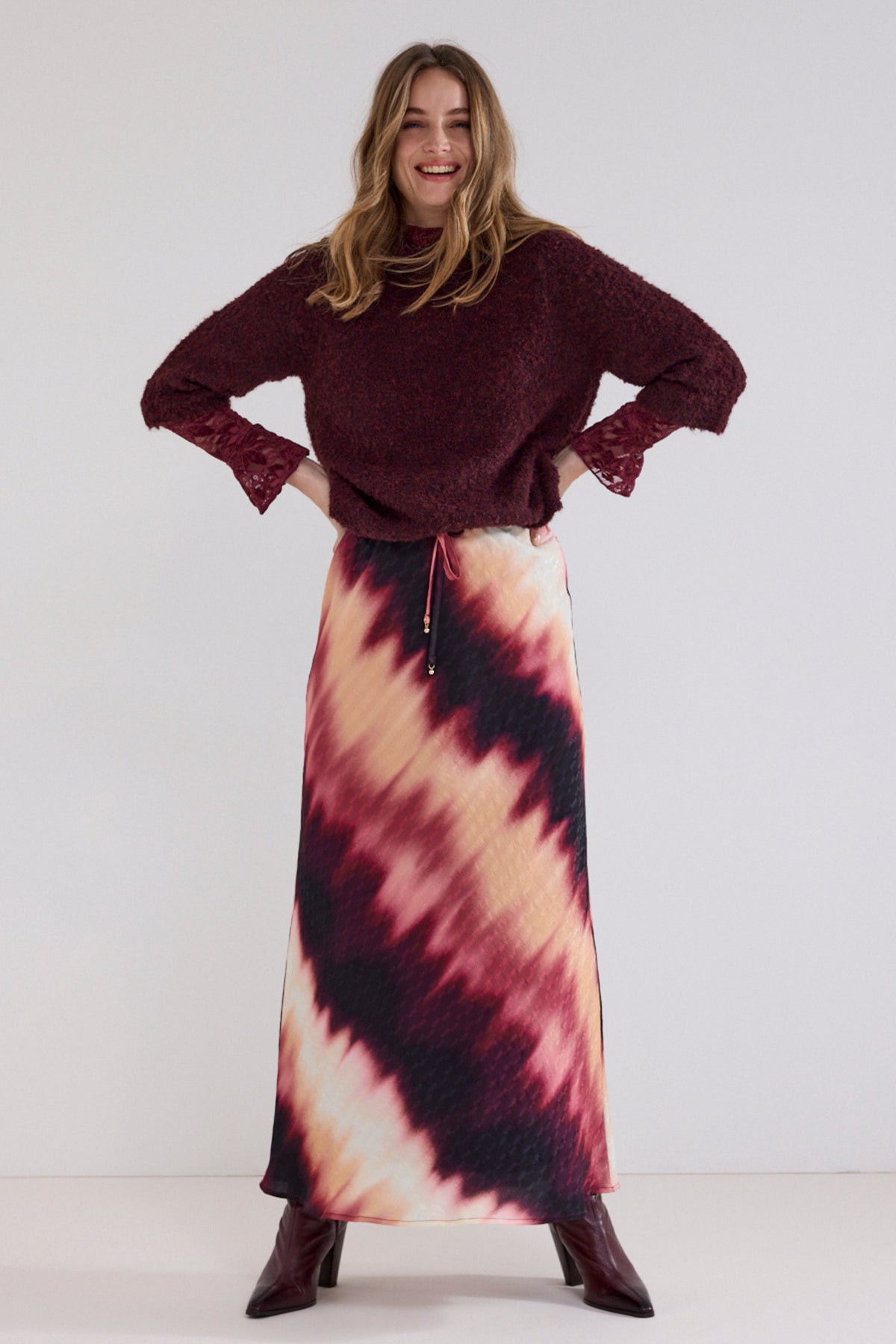 Tramontana boucle trui in Pomegranate kleur met comfortabele pasvorm en textuur, geschikt voor casual en stijlvolle outfits