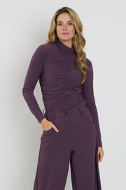 Mi Piace Travel Top Wrinckle Light Plum, lichtpaarse blouse met rimpelpatroon, getoond op een model.