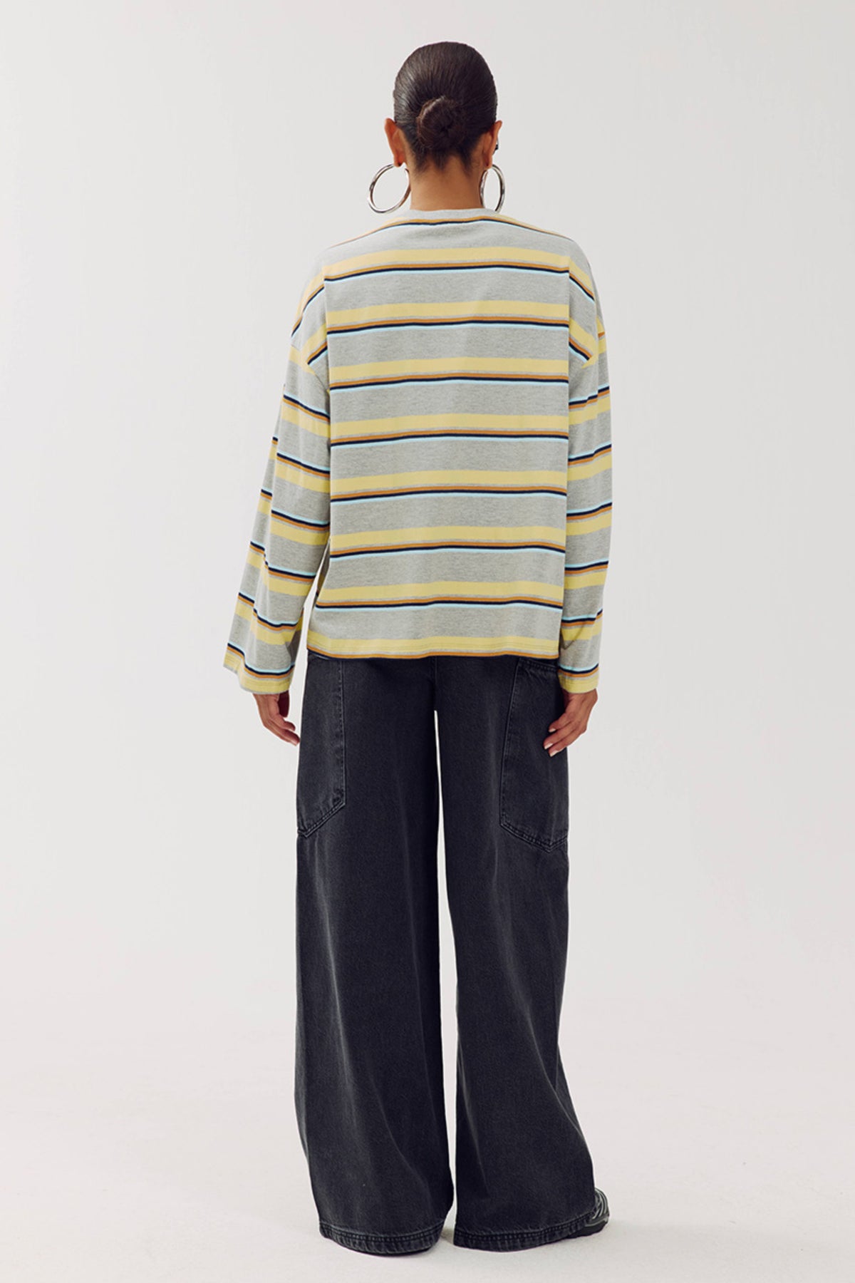 Harper & Yve longsleeve met grijze Melee Stripe print en ronde hals, zichtbaar op de afbeelding.