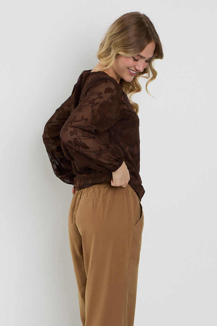 Bruine Enjoy top met dubbele ballonmouwen, stijlvolle damesblouse met unieke details en comfortabele pasvorm.