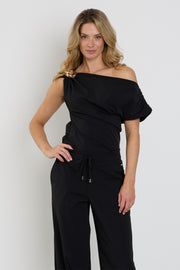 Zwart Mi Piace Travel Top Broche met elegante afwerking en details, gedragen als accessoire of decoratie.