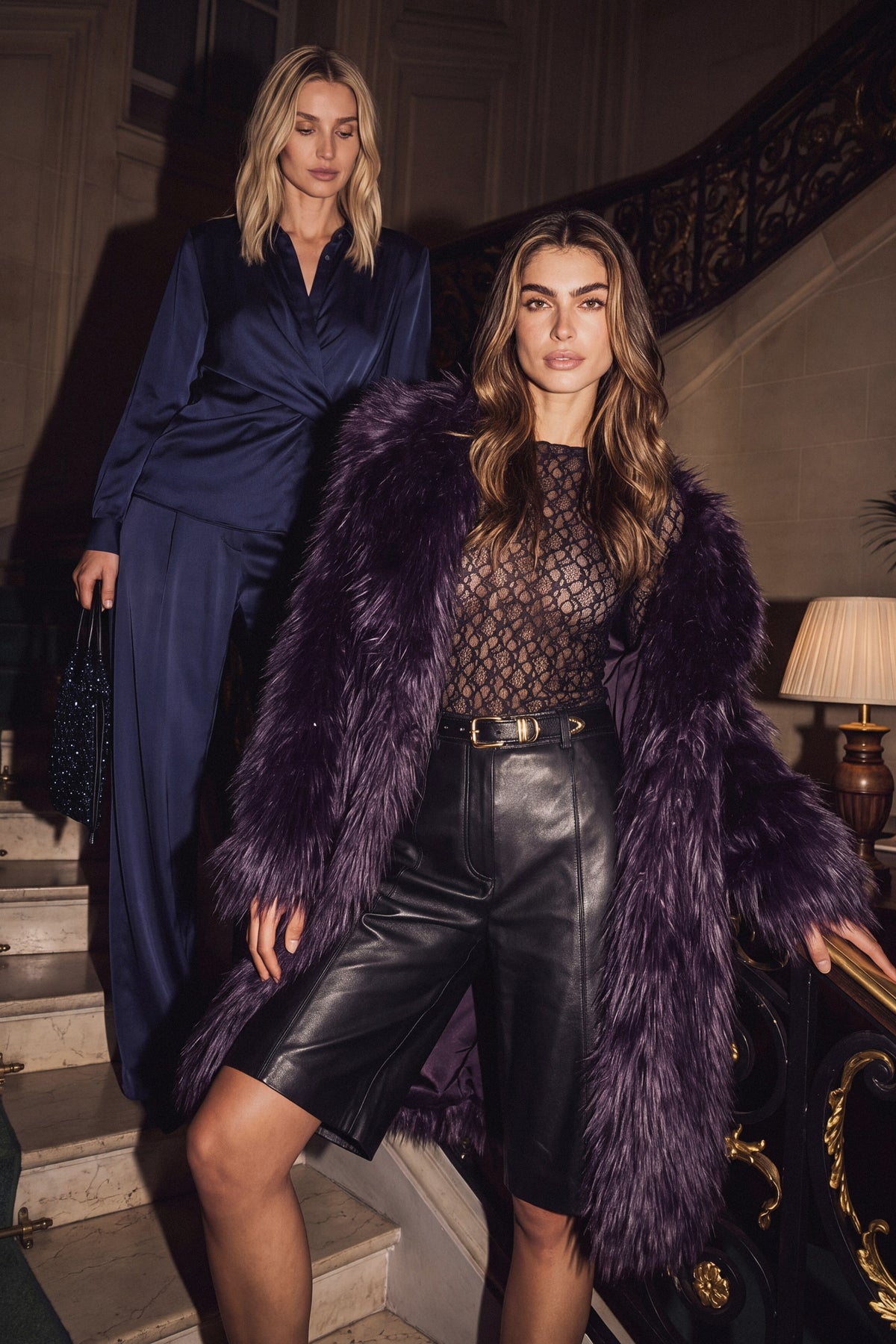 Blouse Balina van Ibana in diepe navy kleur, met vloeiende stof en elegante pasvorm, gedragen door een model.
