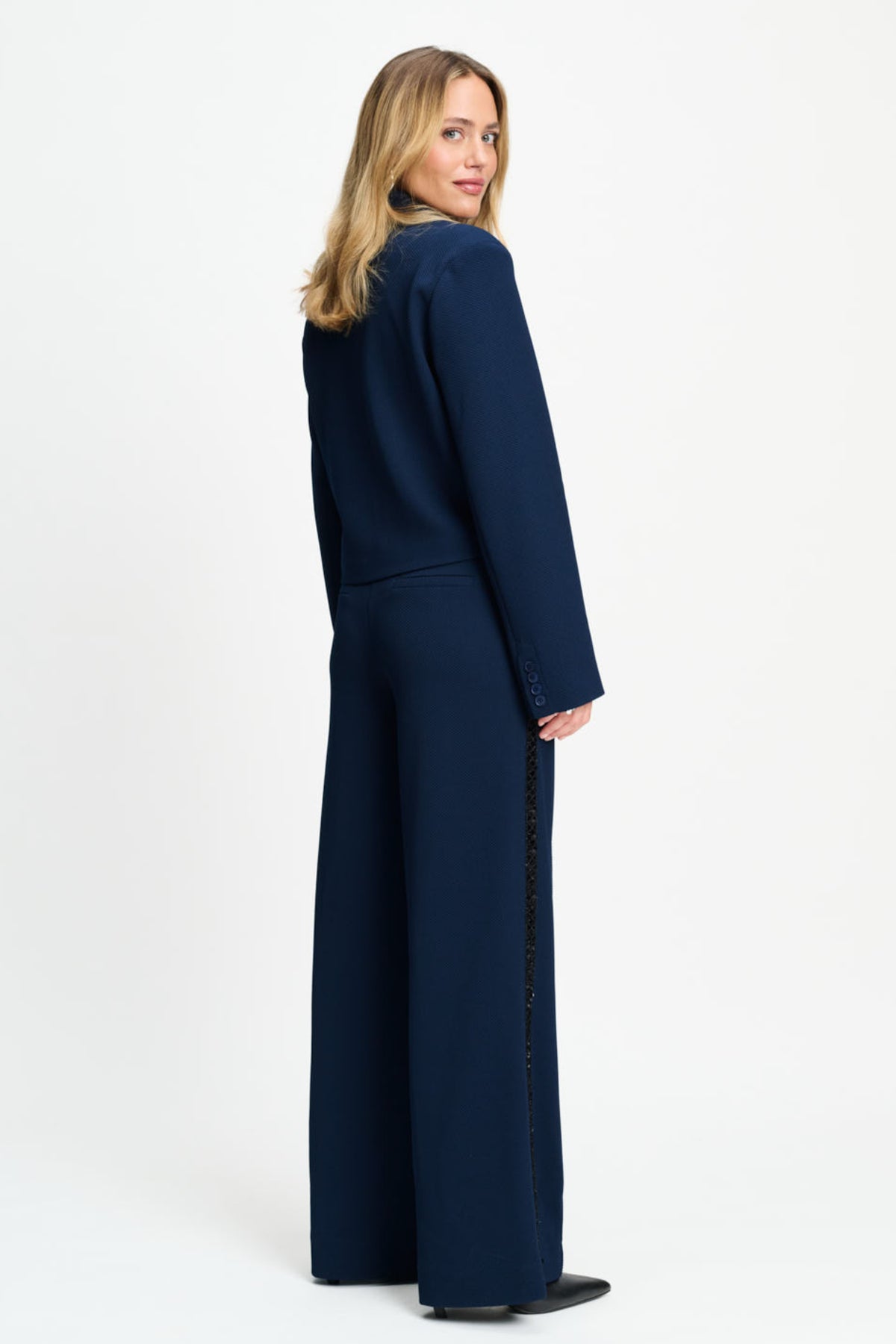 POM Amsterdam Leah Eternal Blue broek met rechte pasvorm en elastische taille, zichtbaar in de afbeelding.