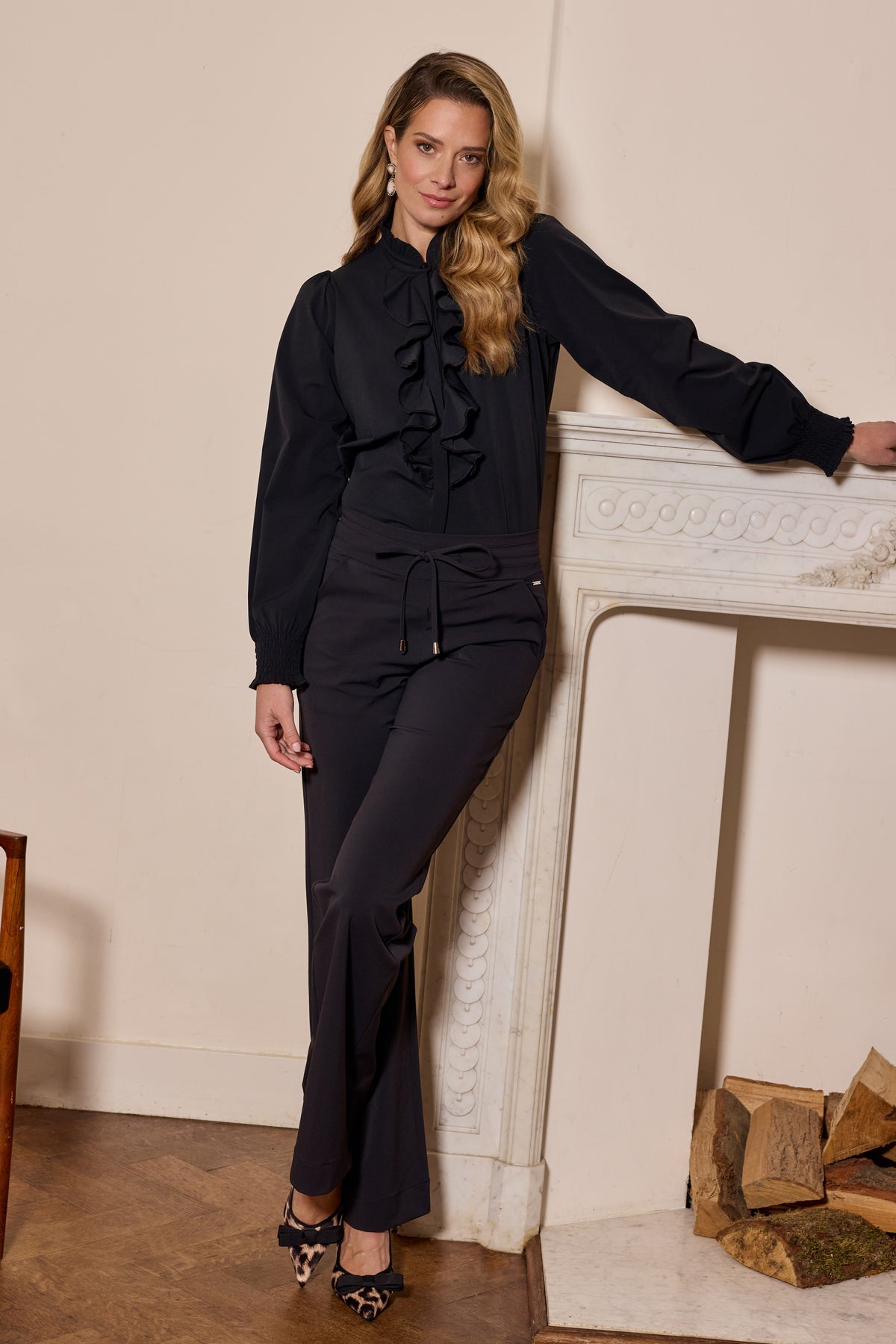 Mi Piace Bonded Travel broek flared in zwart, model 202631