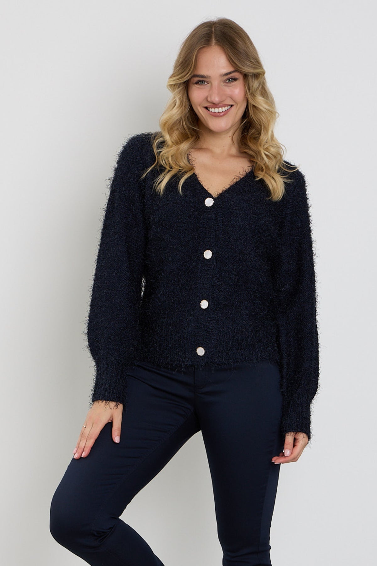 Donkerblauwe fluffy V-hals vest voor dames van Enjoy, zachte textuur en comfortabel model, close-up van de stof en pasvorm