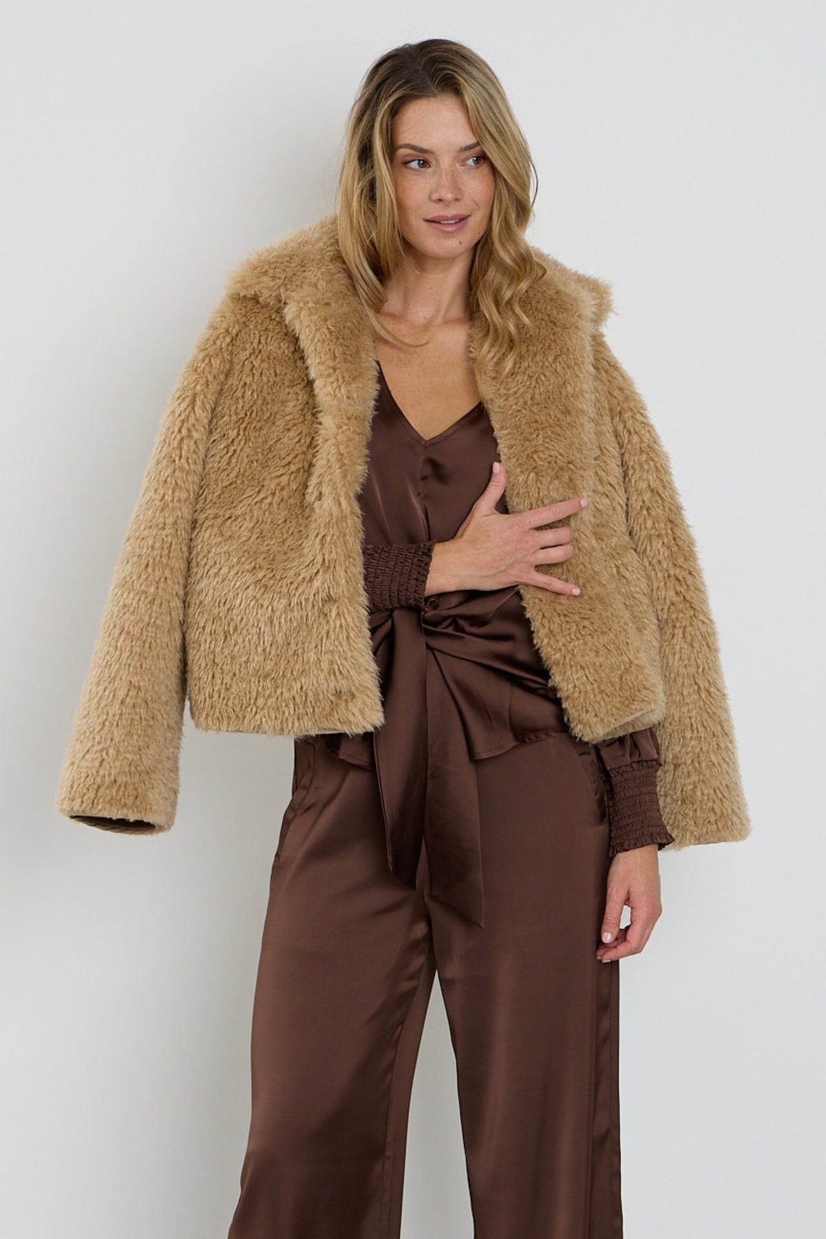 Lichte bontkraag van de Mi Piace Coat Fur Sand 202880 met wollige textuur en stijlvolle uitstraling.