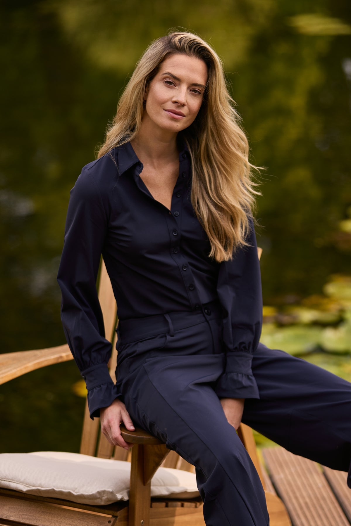Navy blauwe reisblouse van Mi Piace, lichte en stijlvolle blouse voor reizen, zichtbaar met knoopsluiting en korte mouwen.